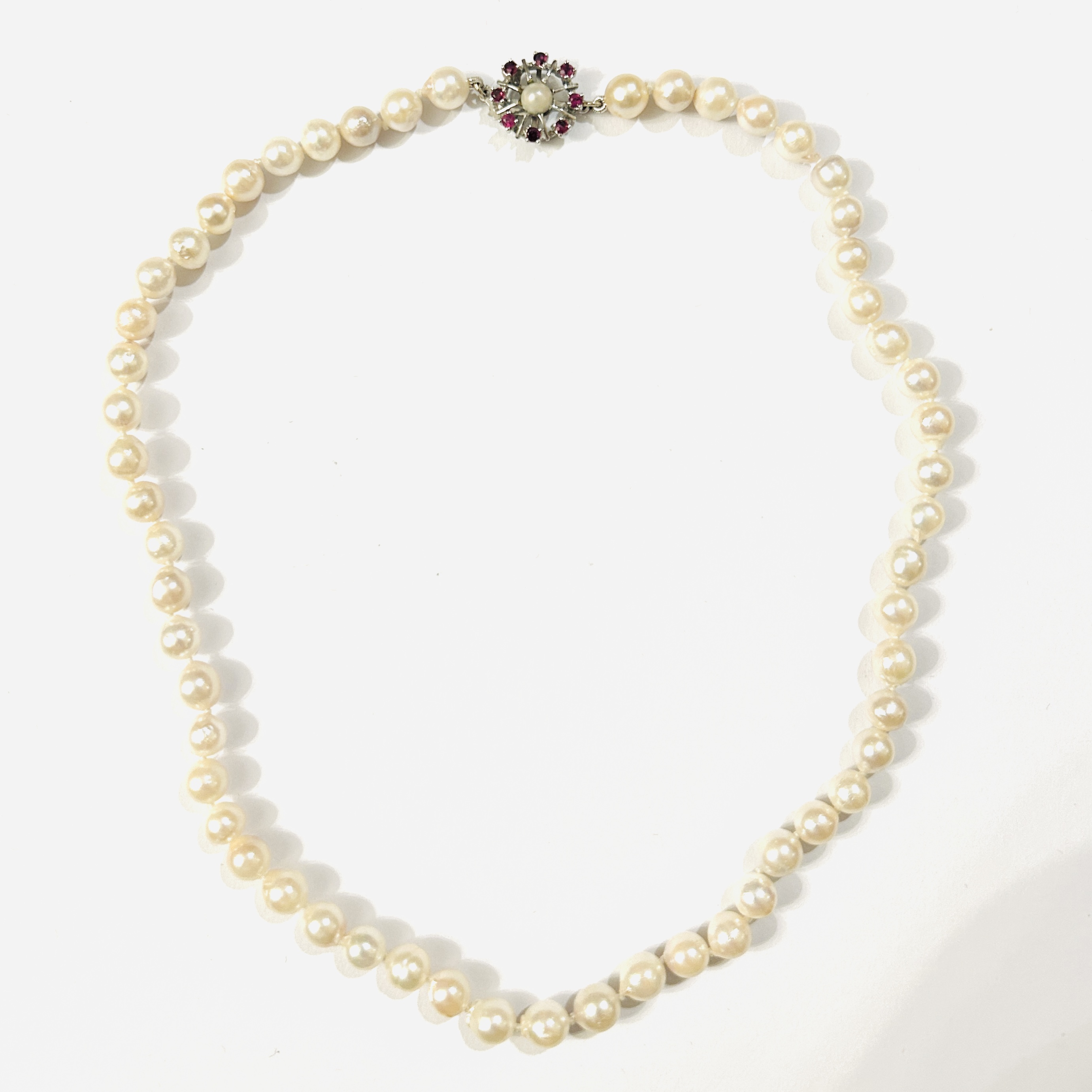 Perlový náhrdelník se stříbrný zapínáním s rubíny a perlou