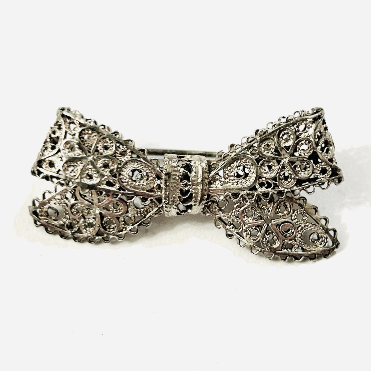 Stříbrná starožitná filigránová brož „mašle“
