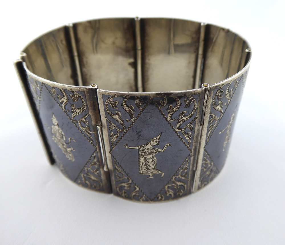 Stříbrný náramek s tanečnicemi – niello