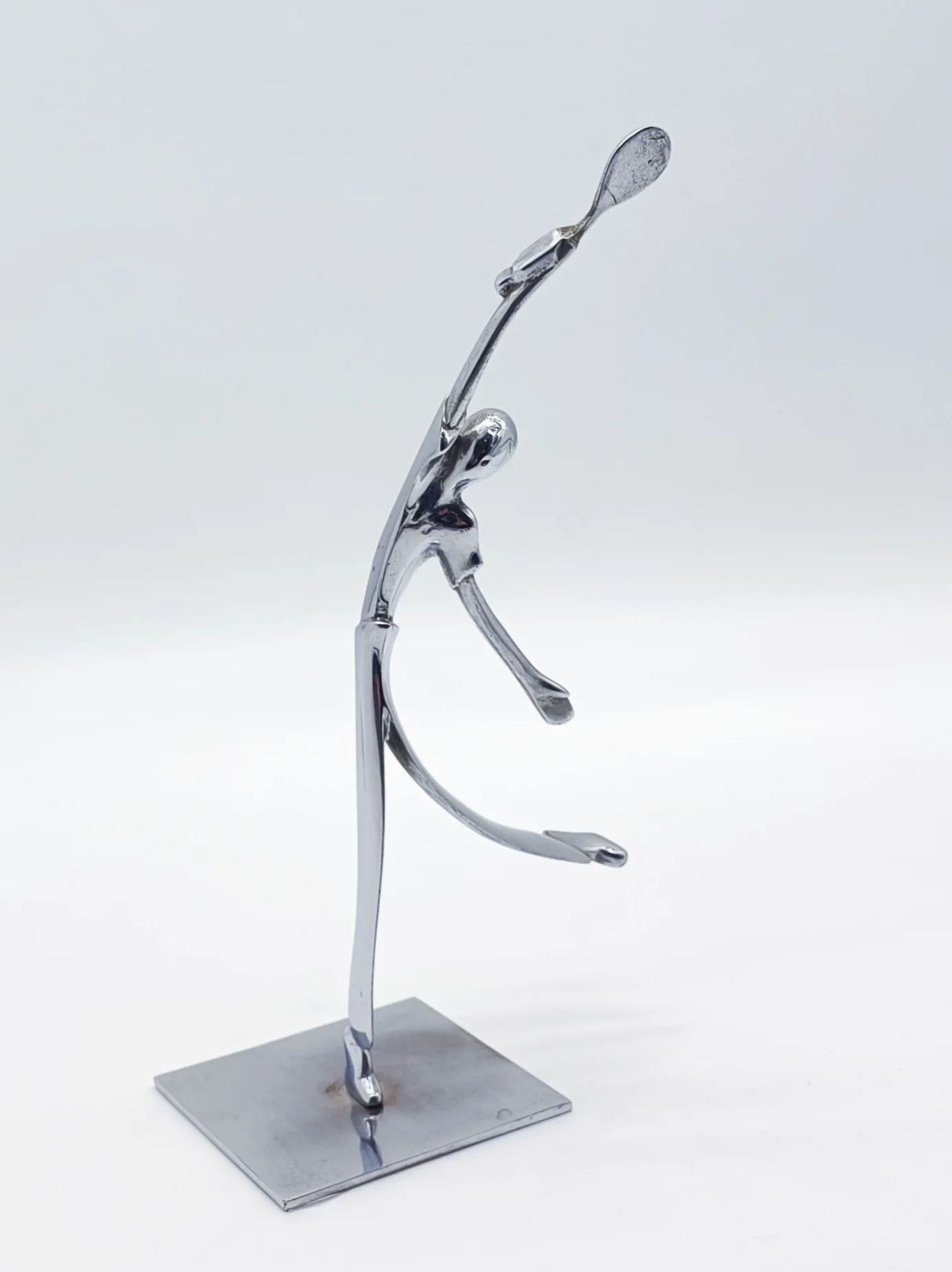 Funkcionalistická soška - tenista