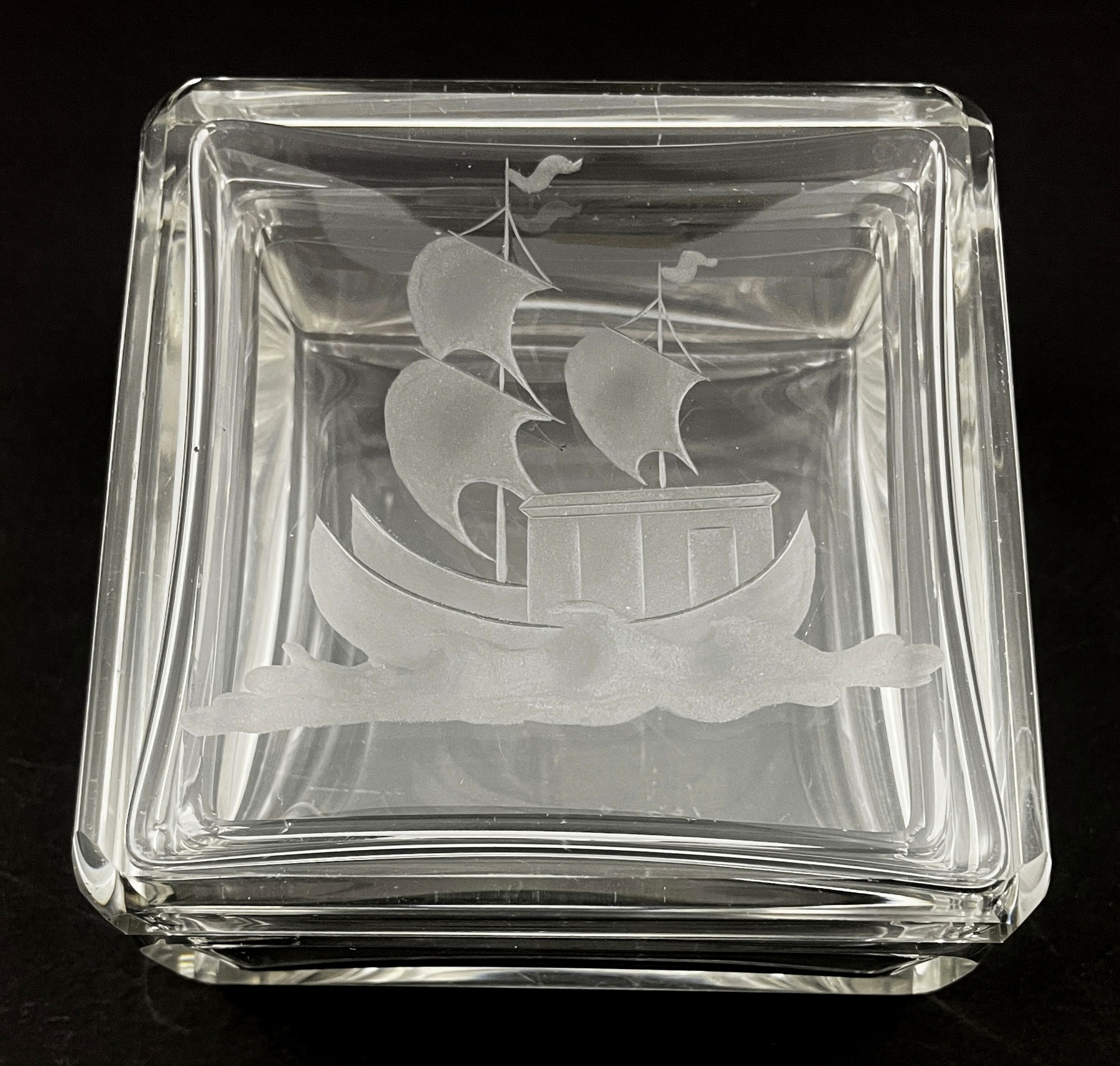 Ručně broušená skleněná dóza s korábem