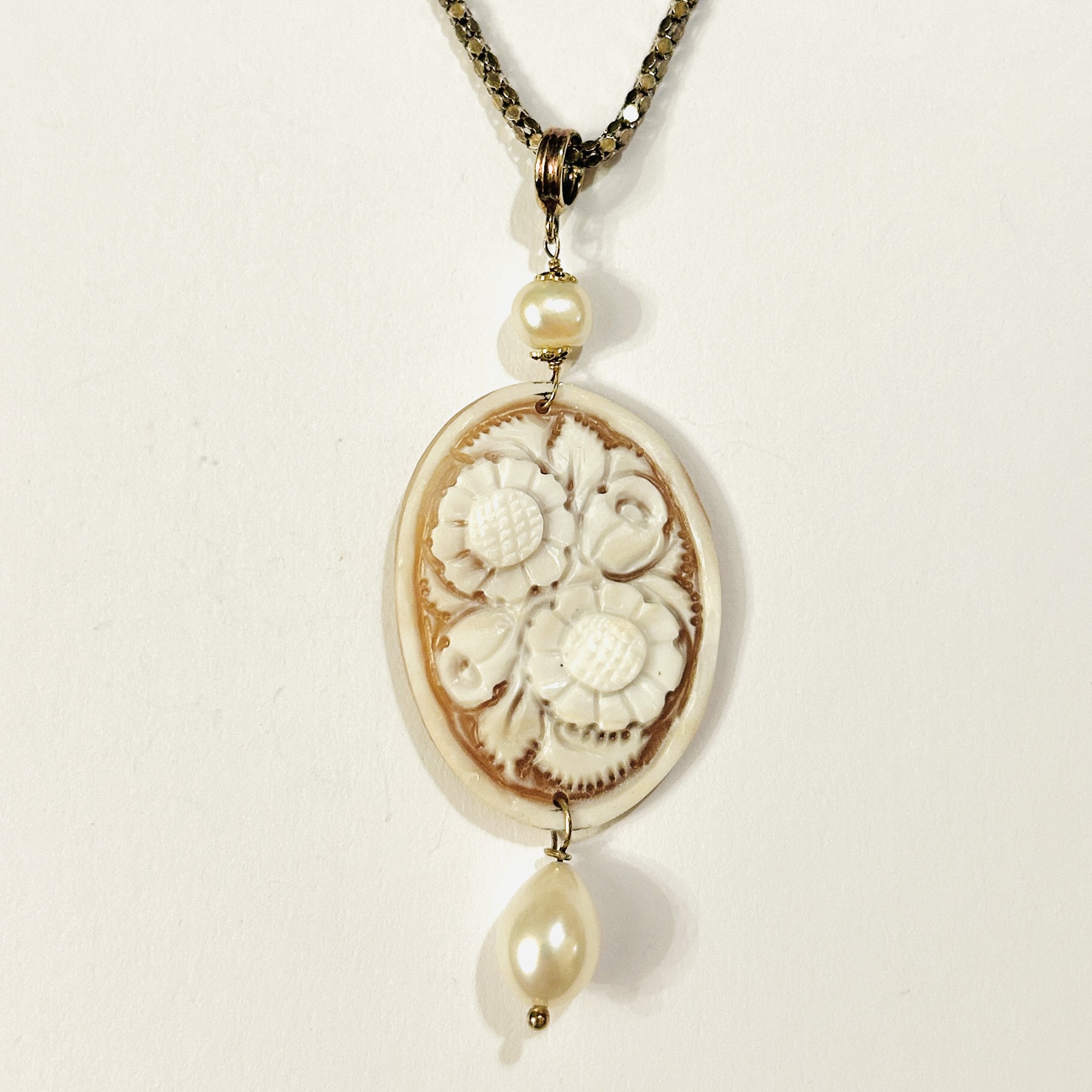 Stříbrný zlacený pseudorenesančí náhrdelník s kamejí a perlami