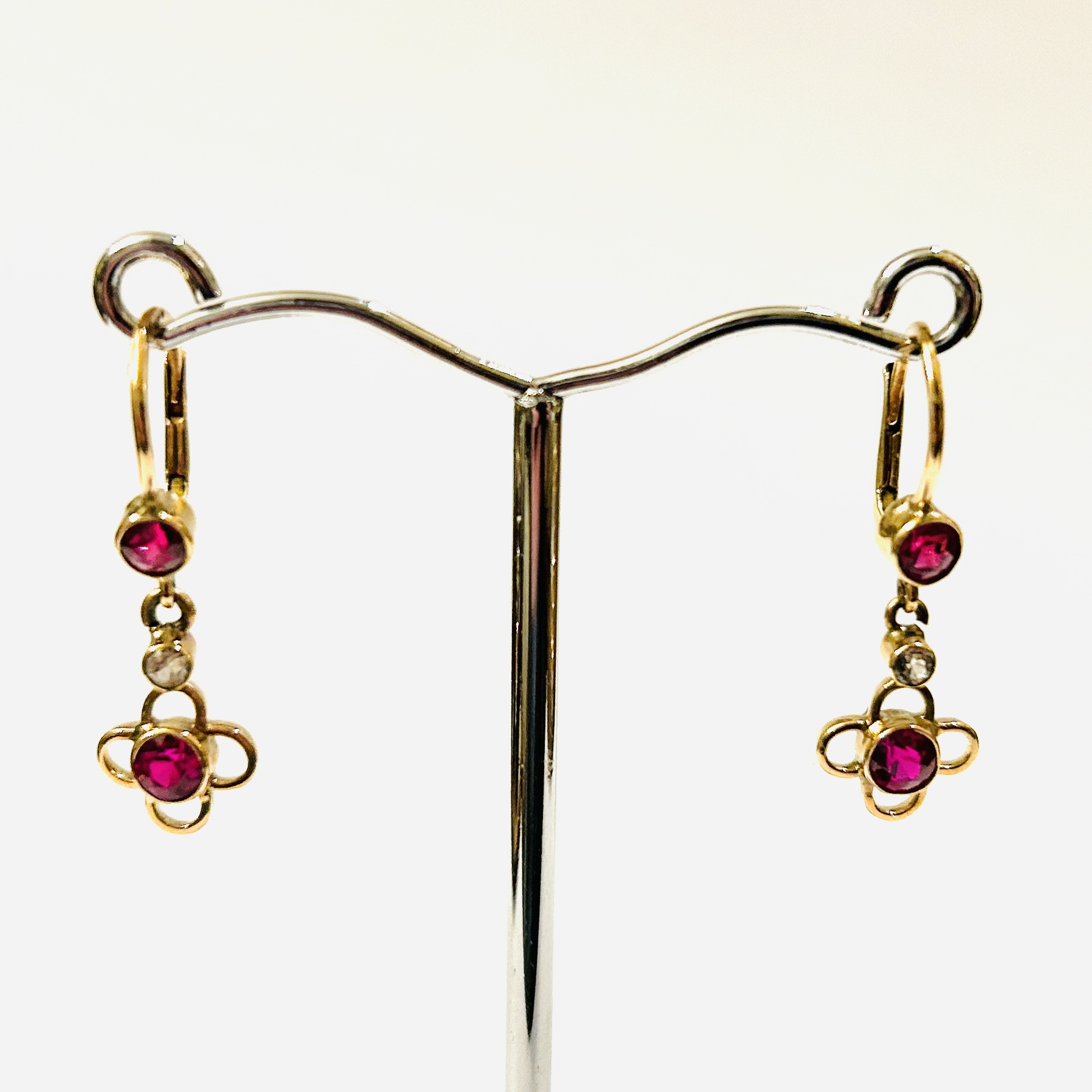 Zlaté secesní visací náušnice s rubíny a leukosafíry – Pavel Vávra