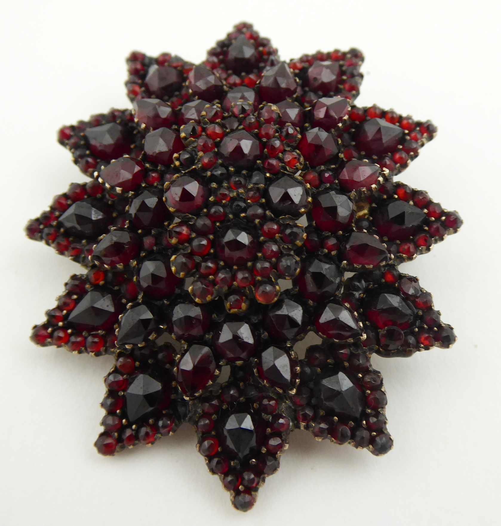 Medailon – brož s velkými českými granáty