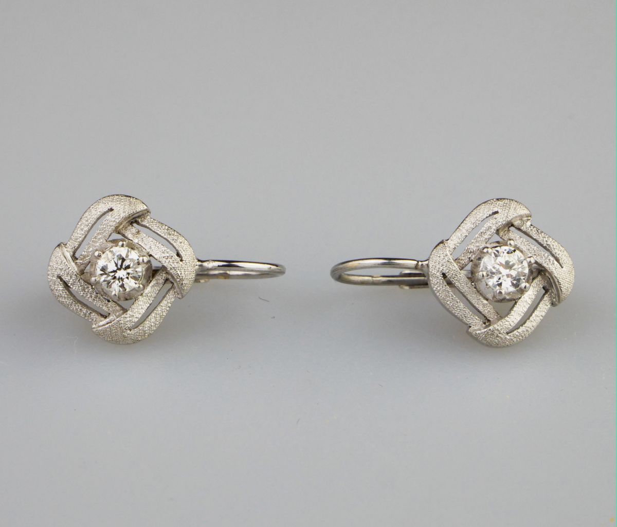 Zlaté náušnice s diamanty