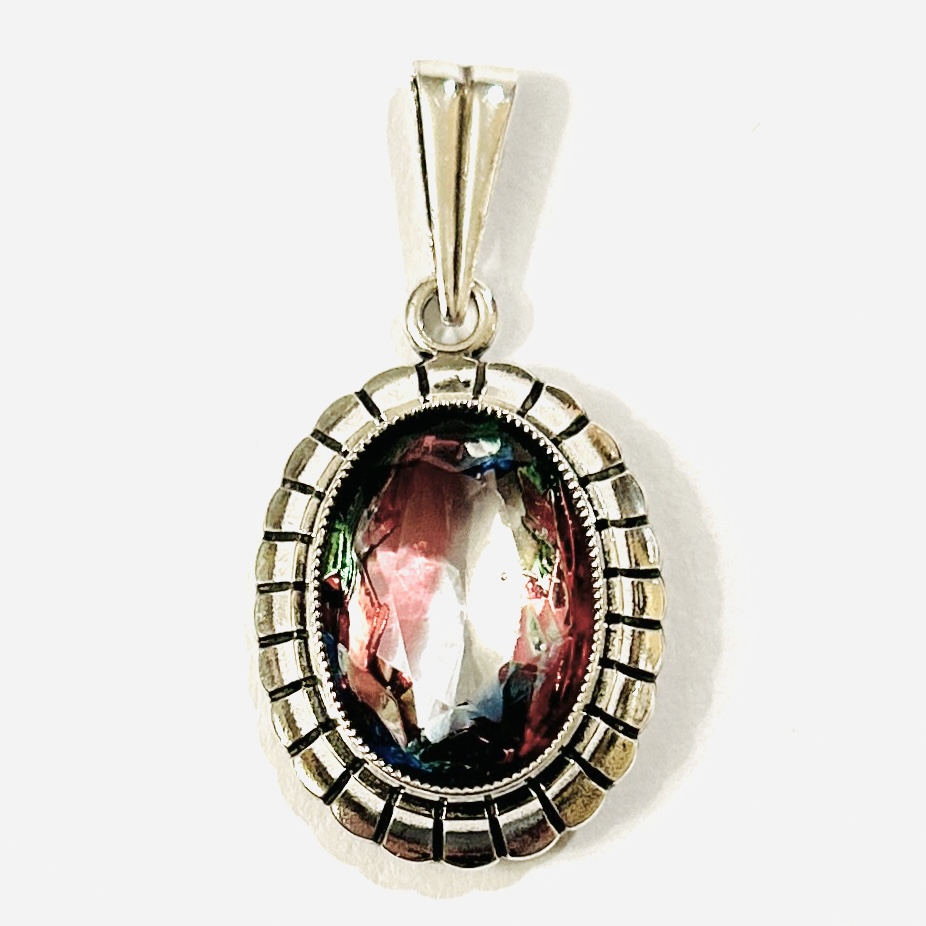 Stříbrný starožitný přívěšek s mystickým kamenem