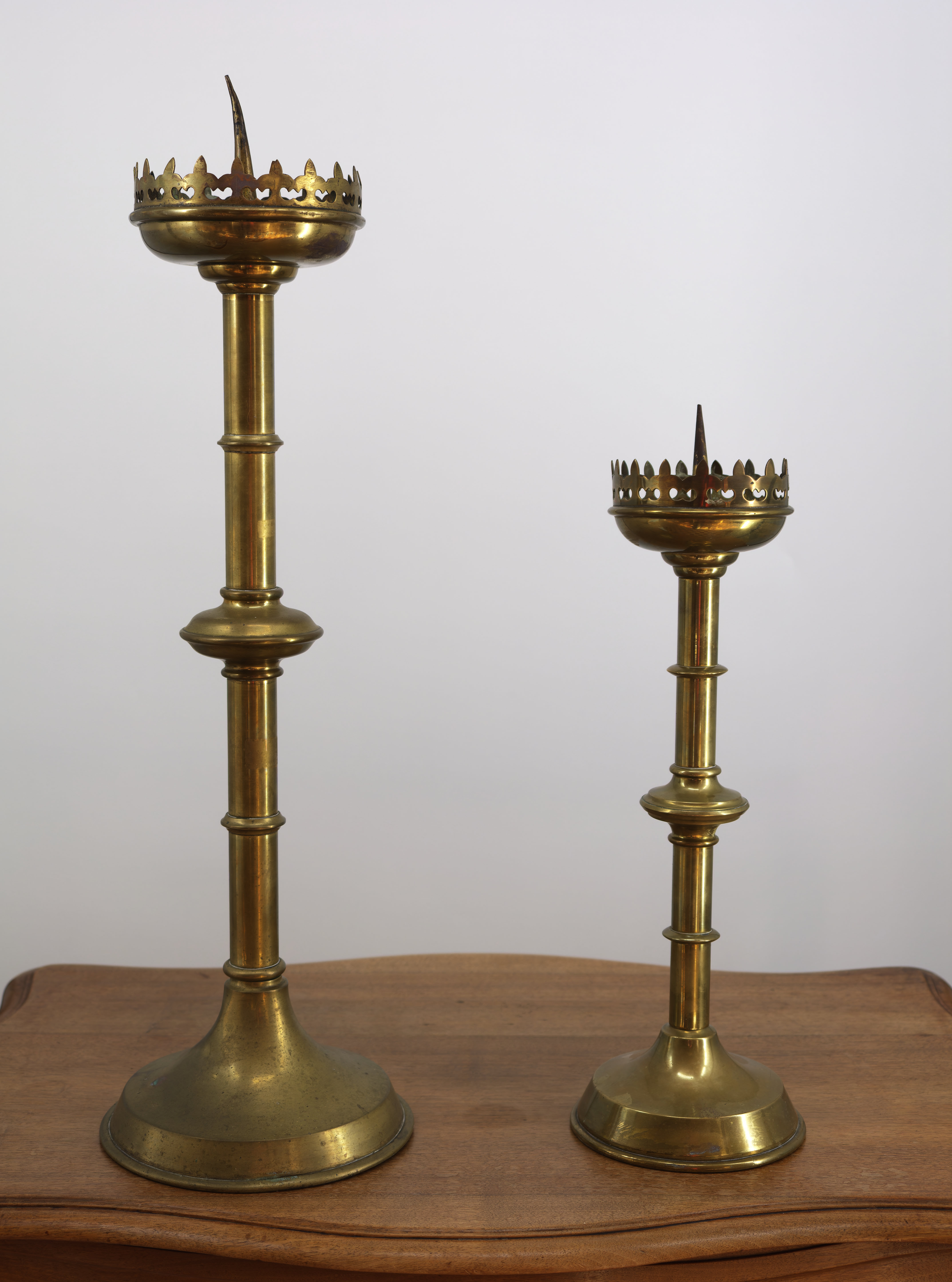 Párové neogotické svícny z mosazi