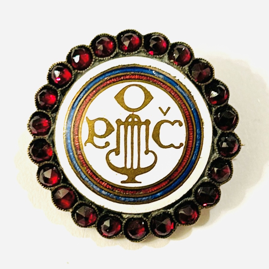 Starožitný odznak/brož „Pěvecká obec česká“ s českými granáty a smaltem