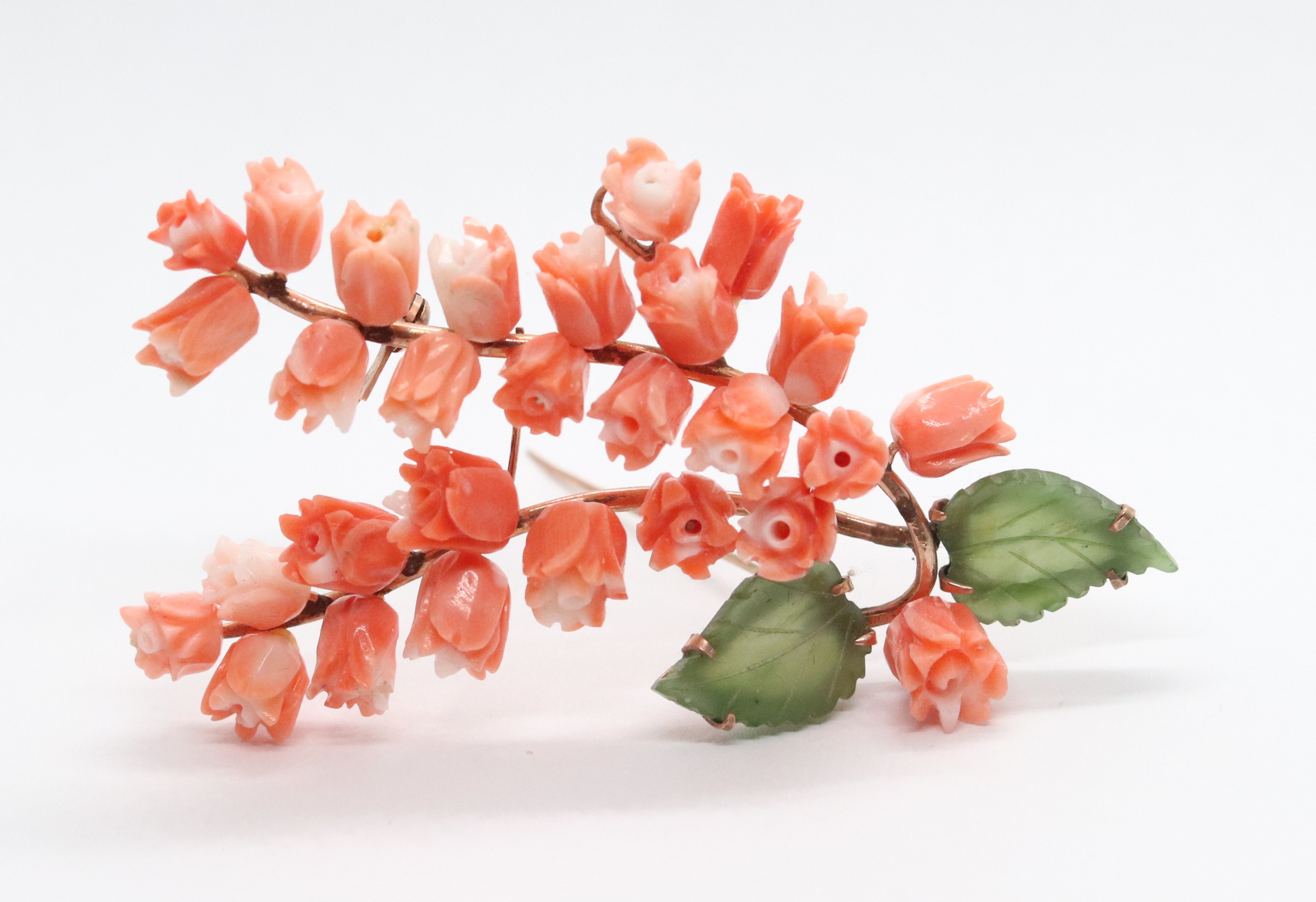 Zlatá řezaná brož - růžičky z korálu