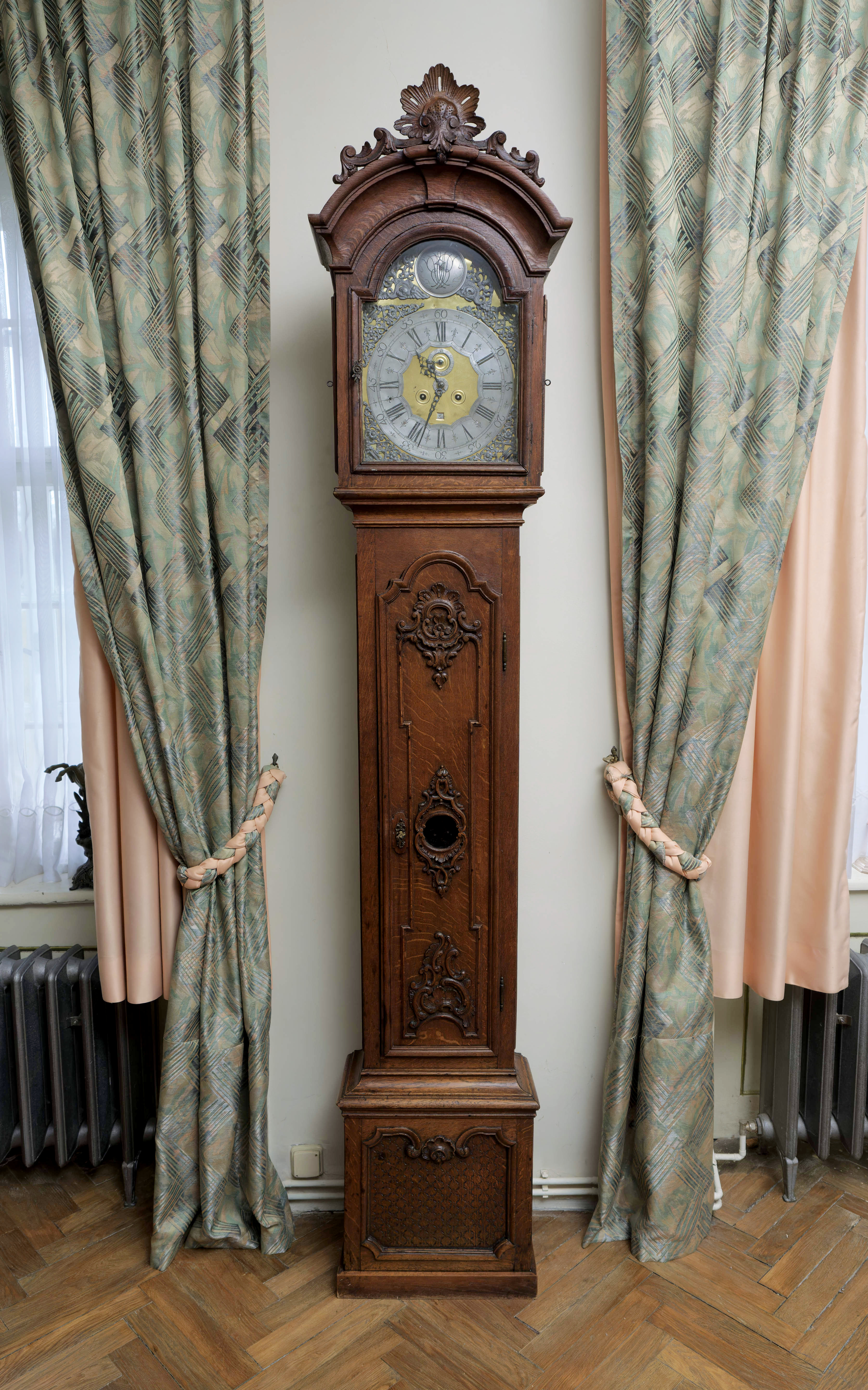 Lutyšské podlahové hodiny z 18. století. Funkční