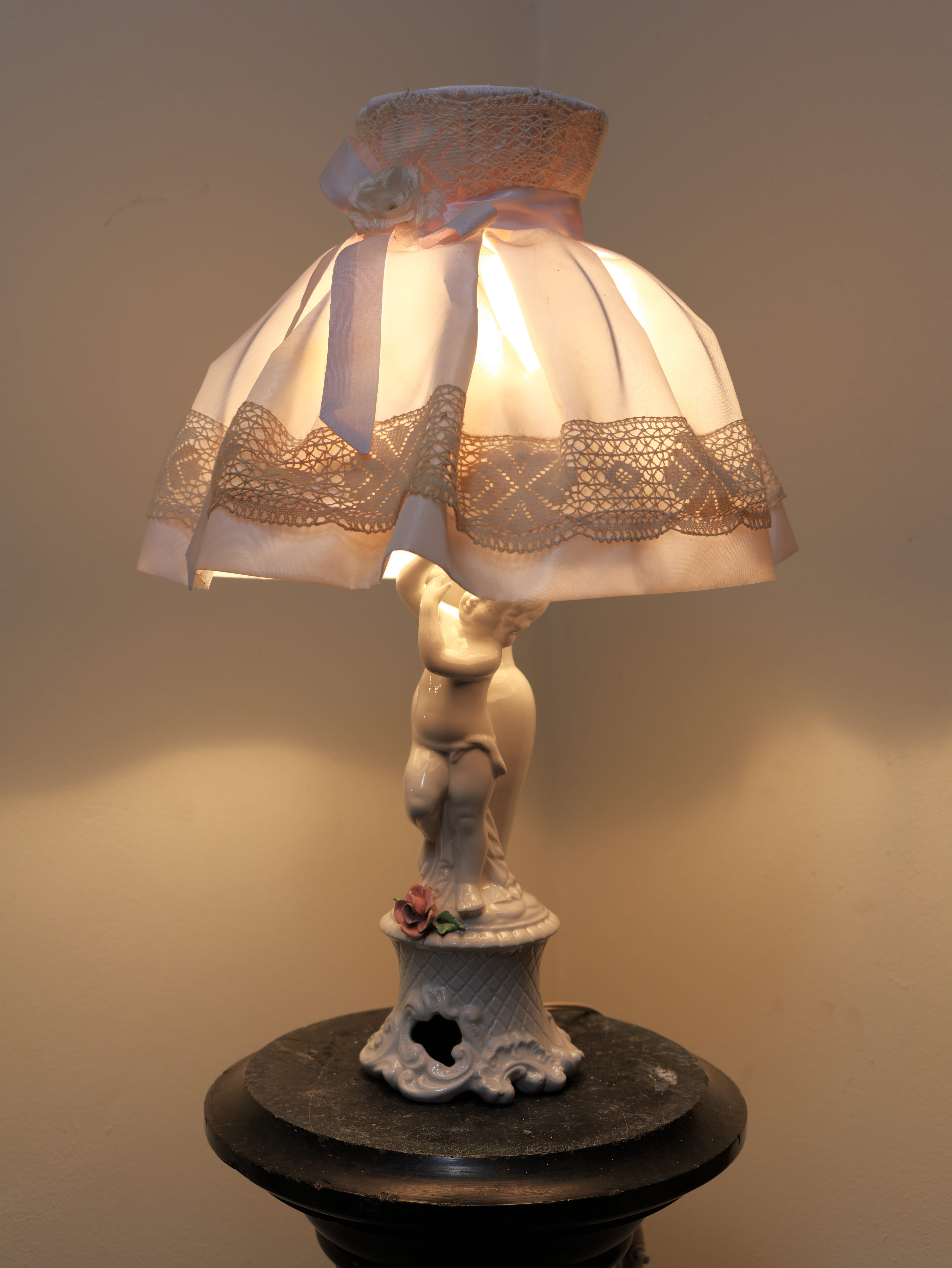 Italská porcelánová lampička s látkovým stínidlem