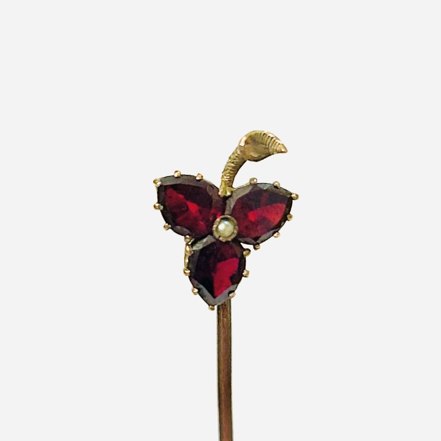 Zlatá nízkoryzostní starožitná jehlice „trojlístek“ s českými granáty a perlou