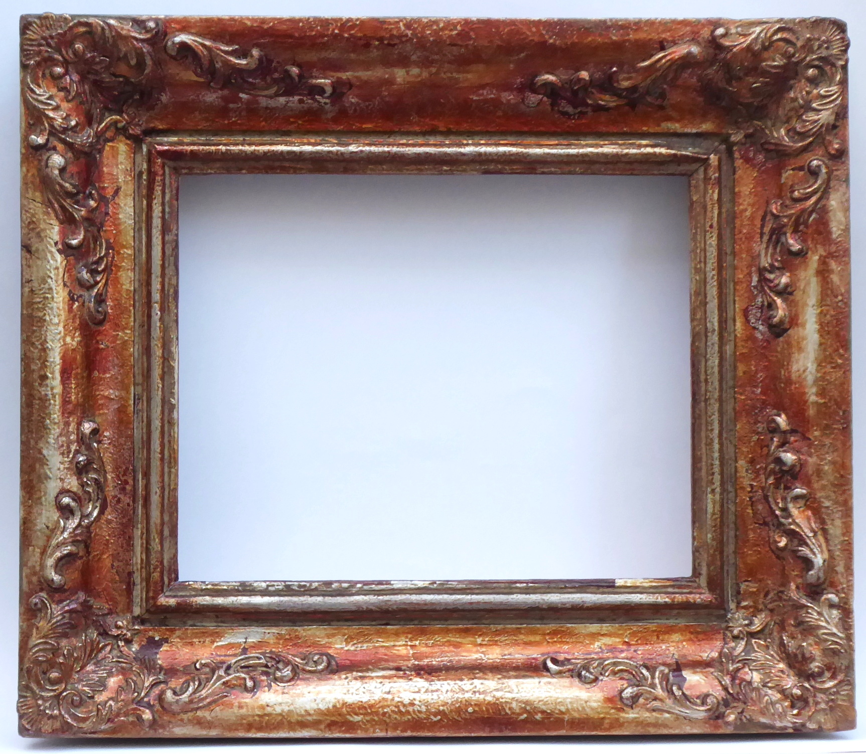 Rám s ozdobami a vínově stříbřitou patinou