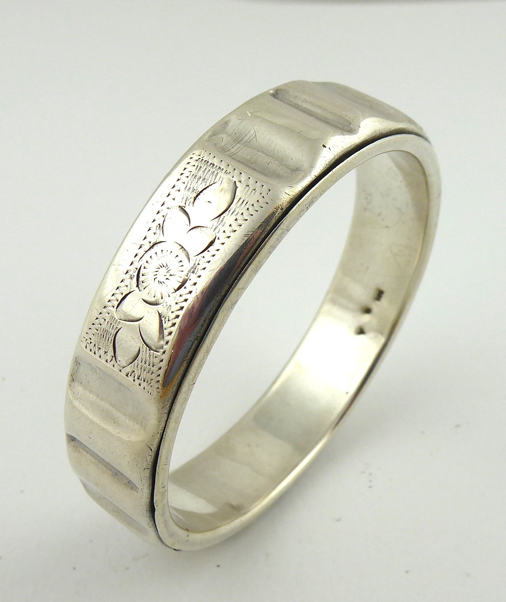 Stříbrný kruhový náramek s gravírováním