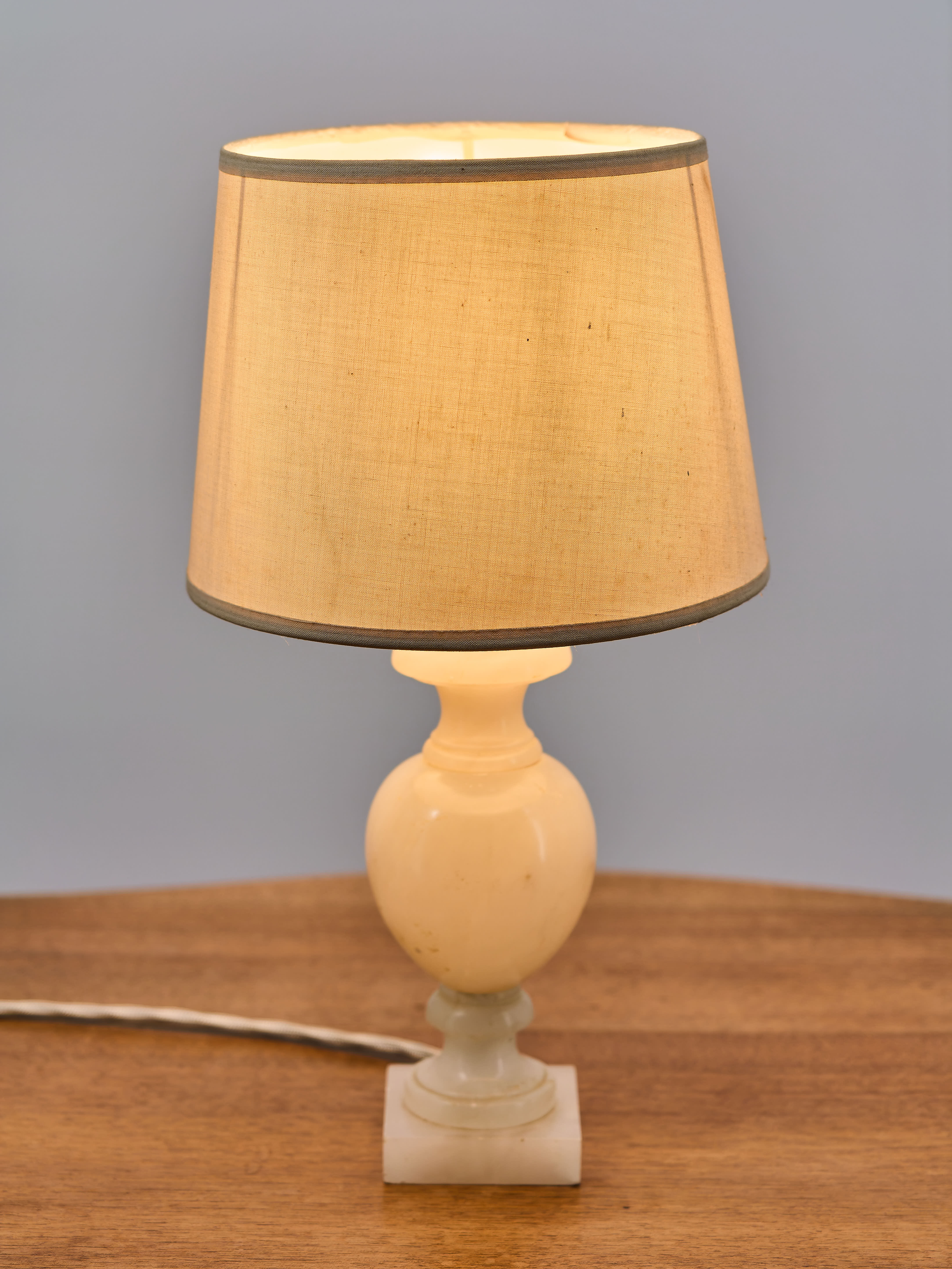 Starožitná stolní lampička z mramoru s látkovým stínidlem