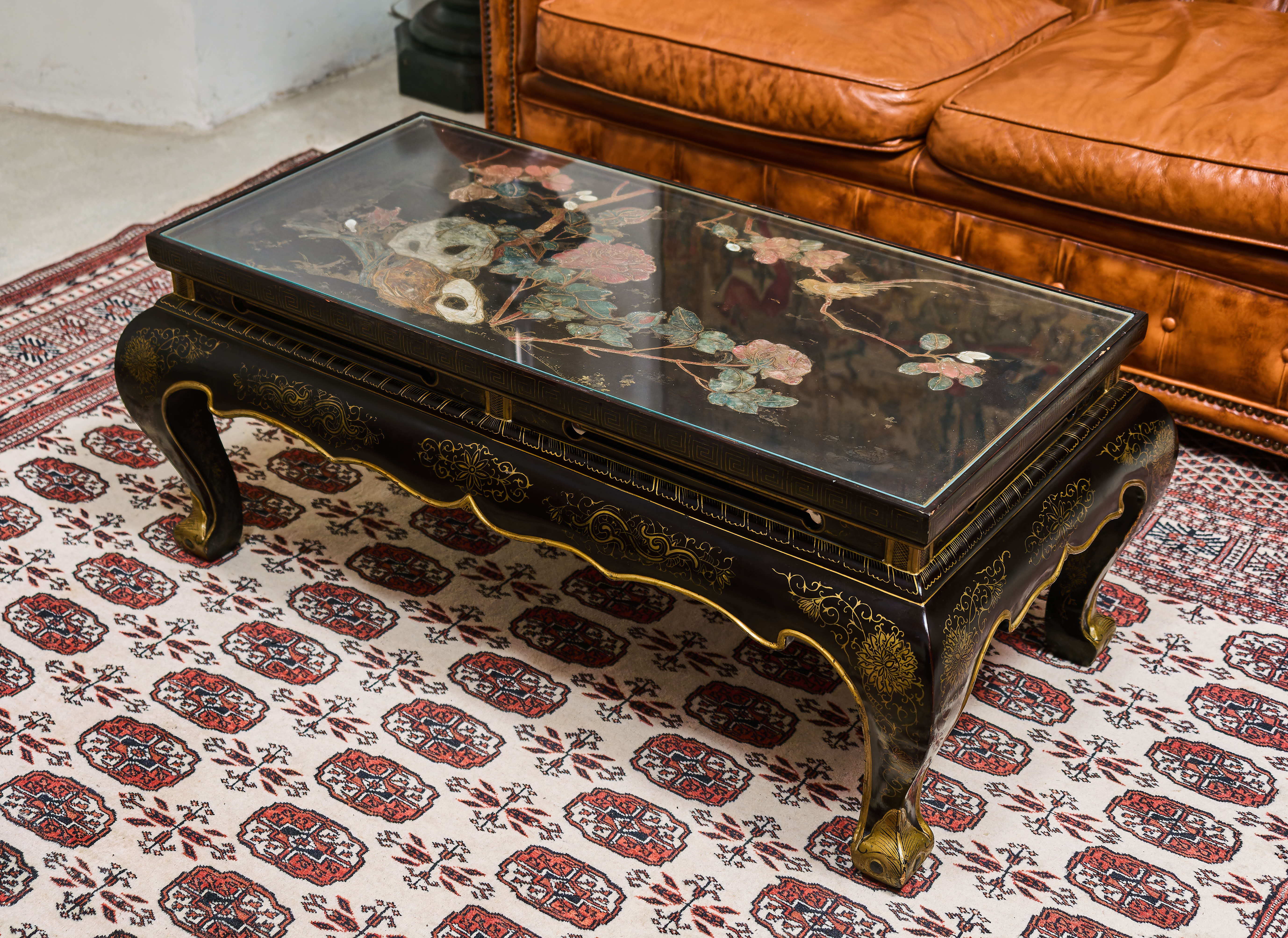 Starožitný čínský lakovaný stolek s kamennou intarzií