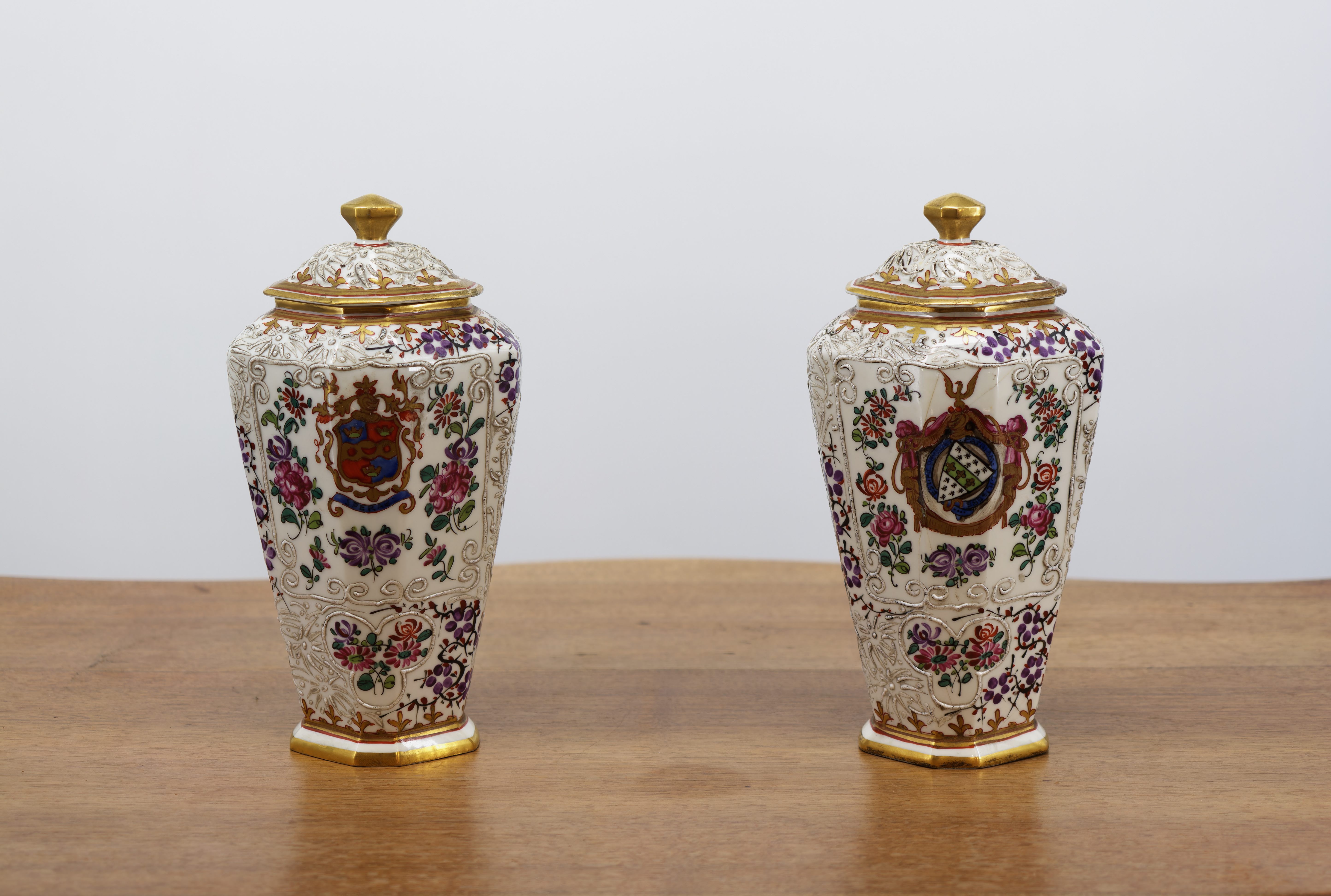 Párové porcelánové vázy s víky Samson, ručně malované, s erby