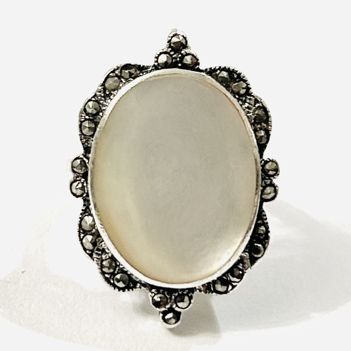 Stříbrný prsten s perletí a markazity