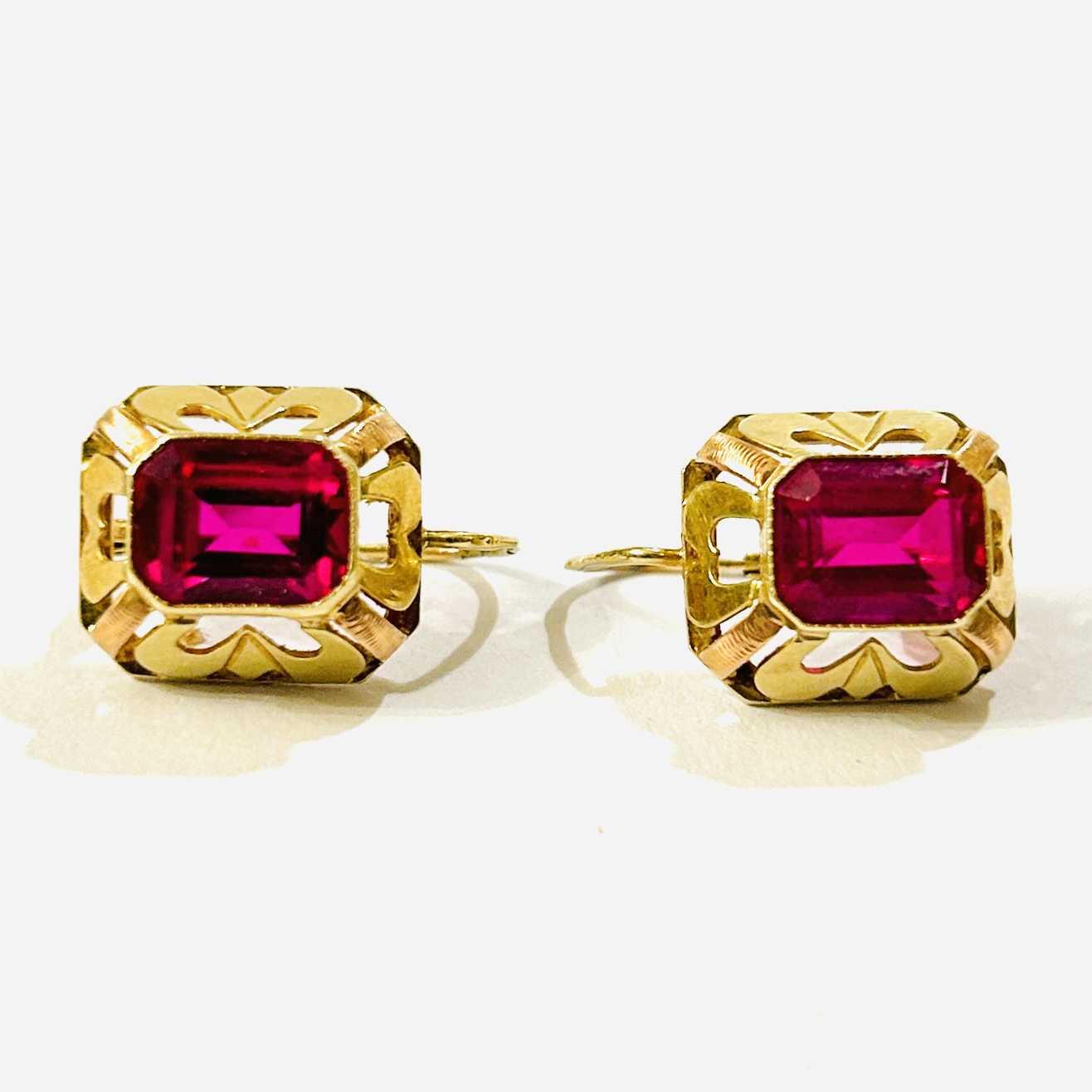 Zlaté starožitné náušnice s rubíny