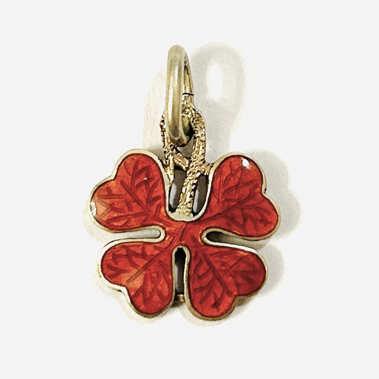 Stříbrný starožitný přívěšek „čtyřlístek“ se smaltem