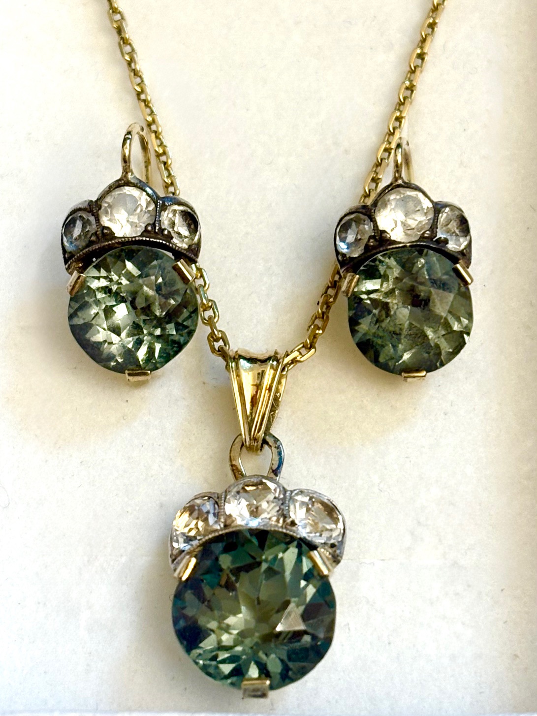 Kolier s přívěskem a náušnicemi