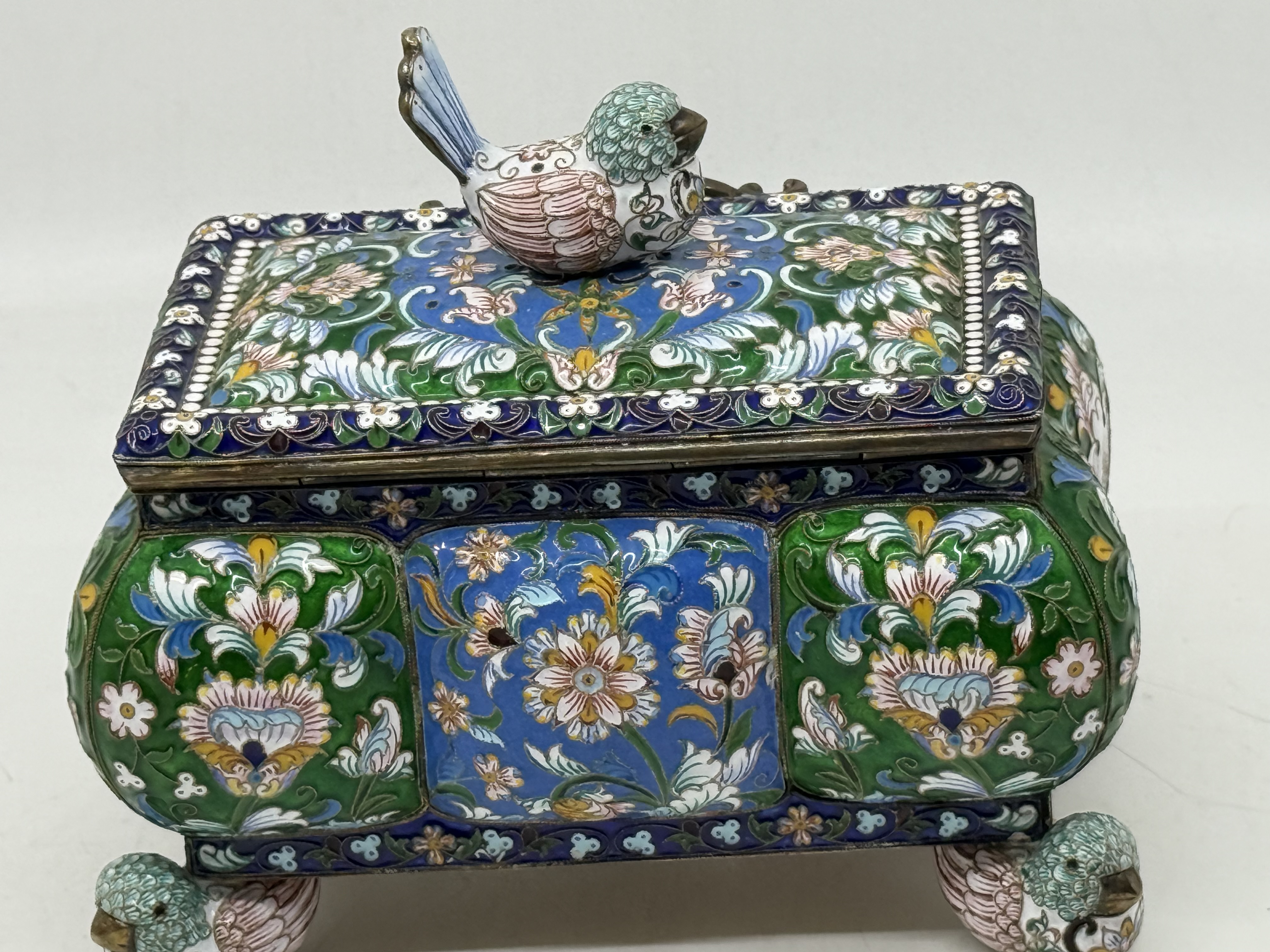 Stříbrná smaltovaná dóza na nožkách 972 g