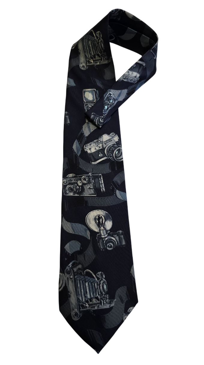Kravata DOLCE GABBANA – fotoaparáty a Pin-up dívka