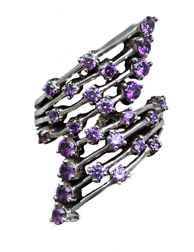 Stříbrný extravagantní prsten zn. Benetton s ametysty