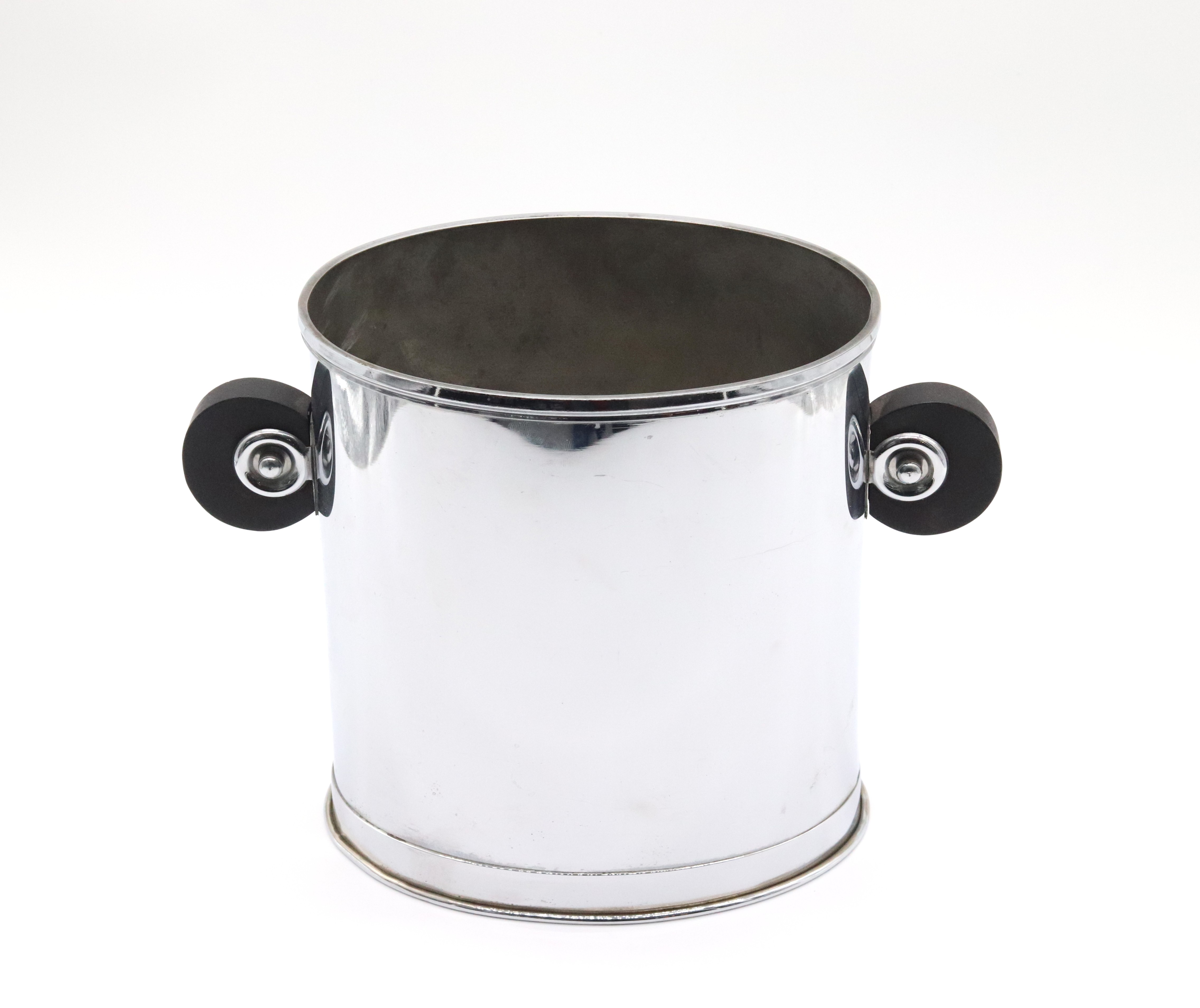 Funkcionalistický chladič na víno