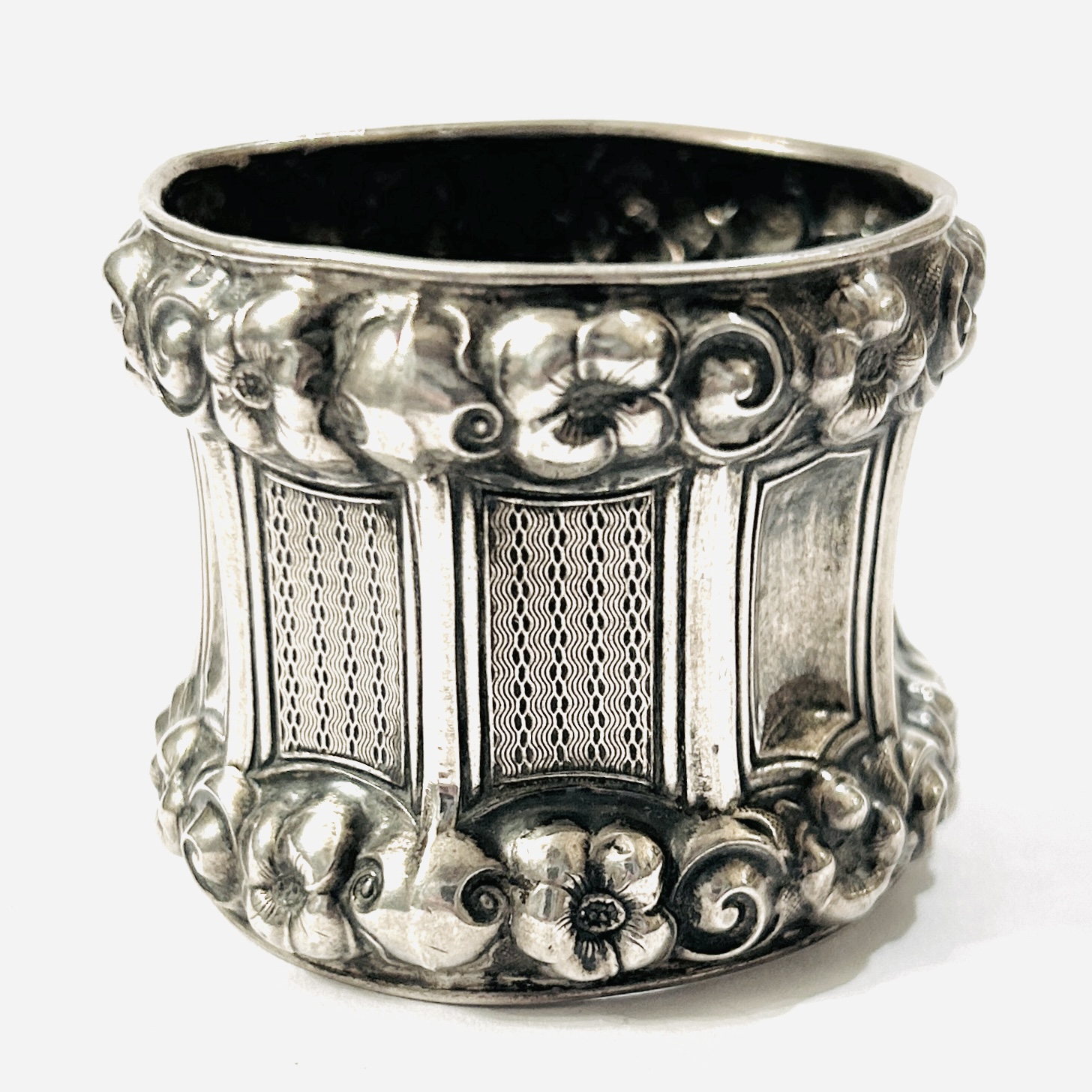 Stříbrný biedermeierový kroužek na ubrousky