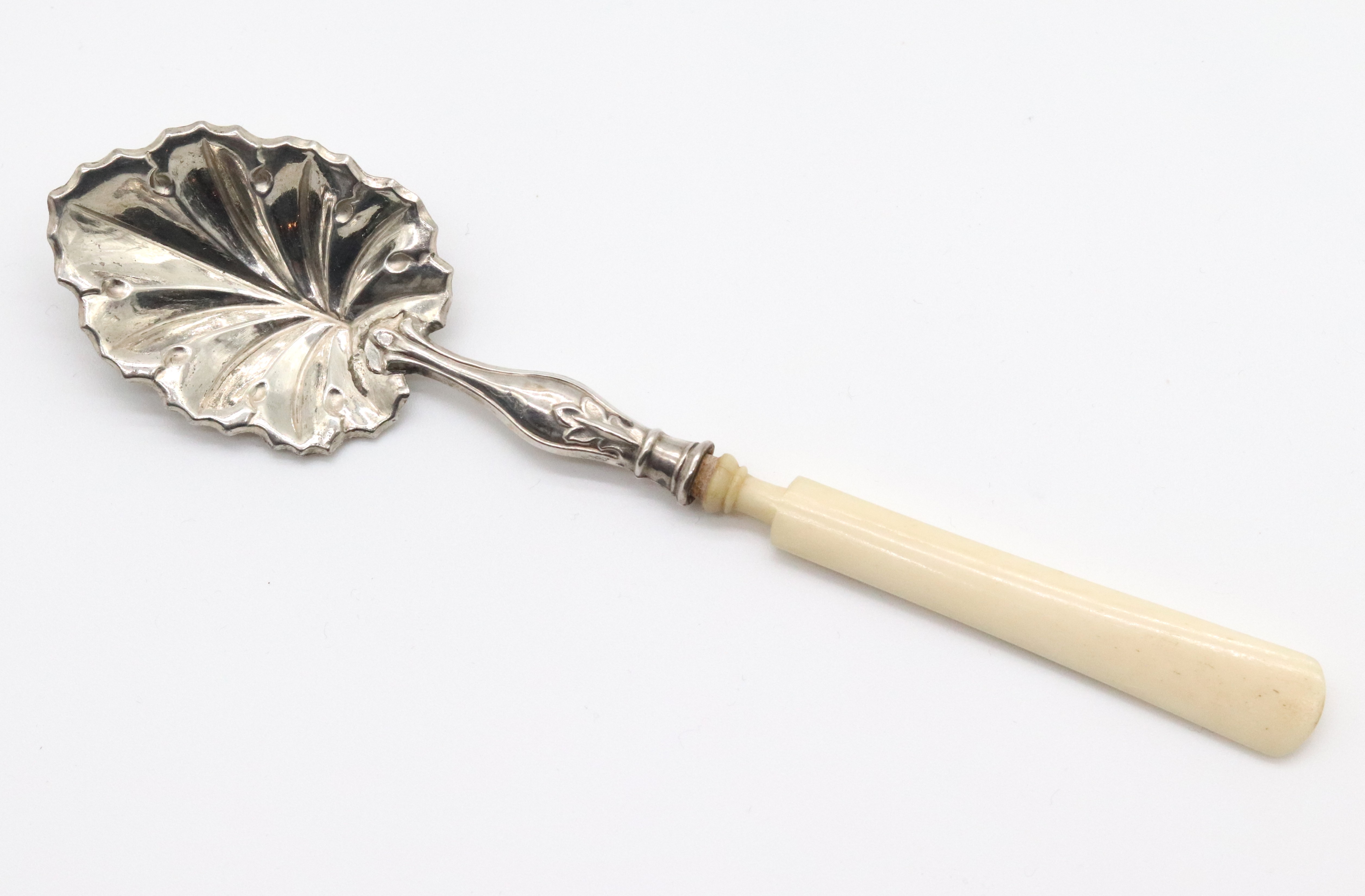 Stříbrná lžička na cukr