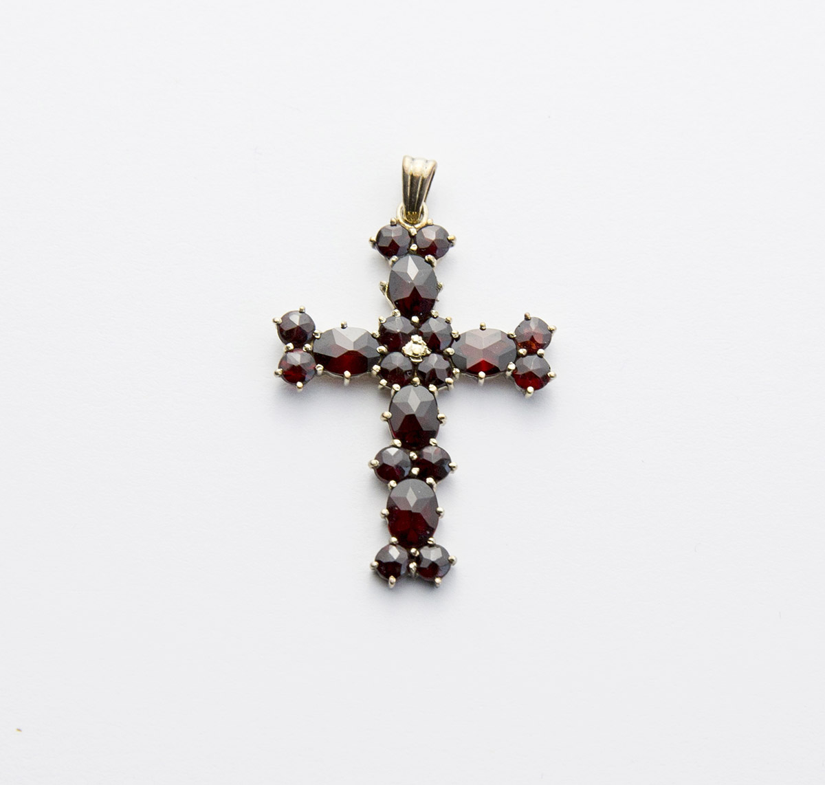 Stříbrný kříž s granáty