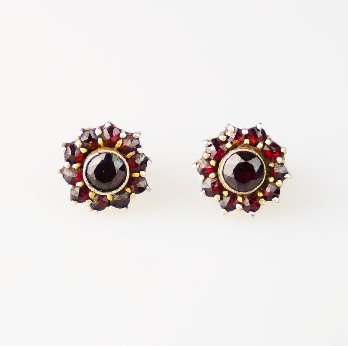 Stříbrné náušnice s granáty