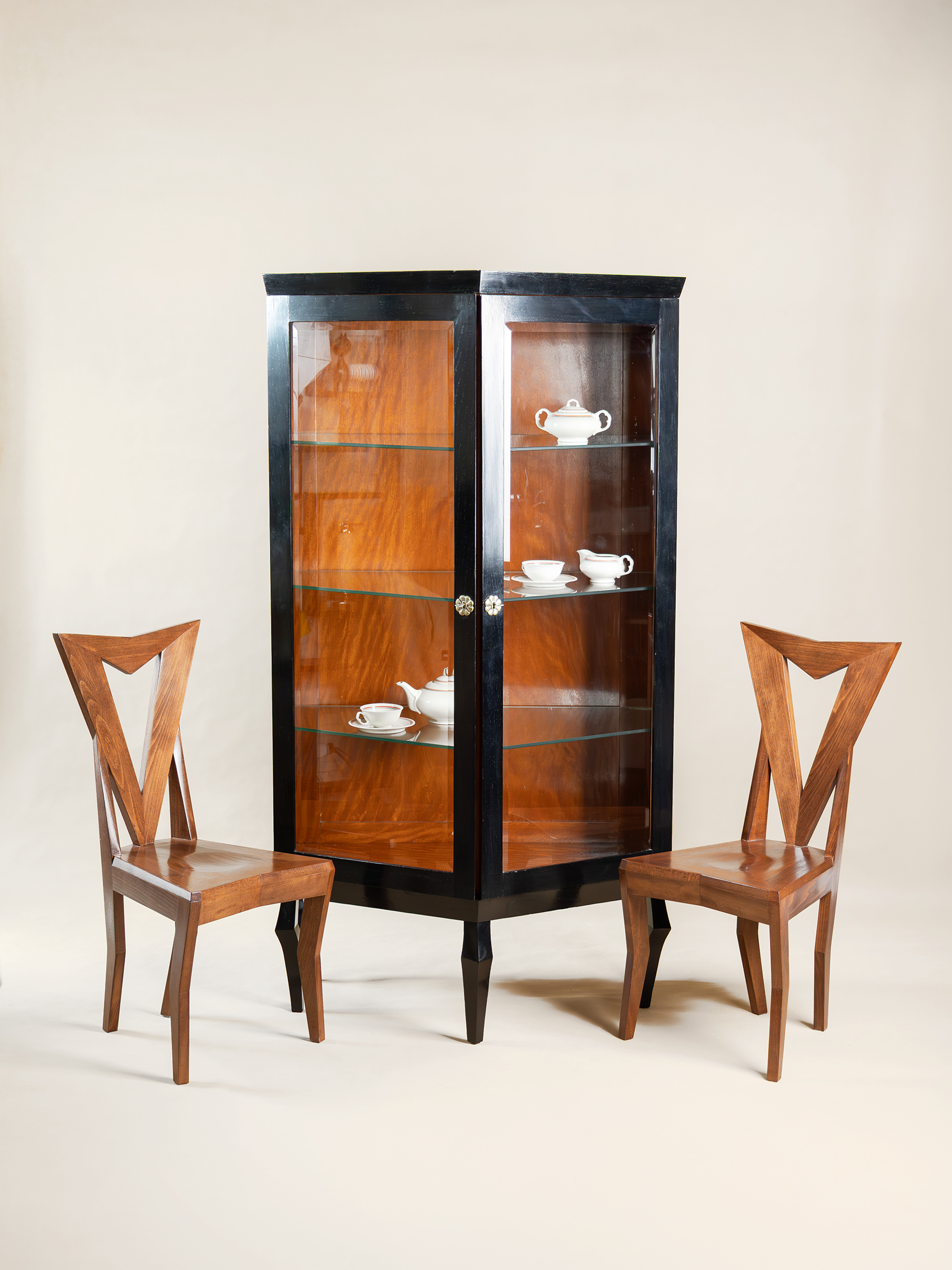 KUBISTICKÁ VITRÍNA ROHOVÁ