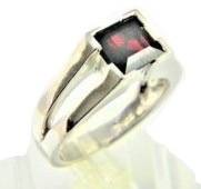 Stříbrný prsten s přírodními almandiny zn. ALO