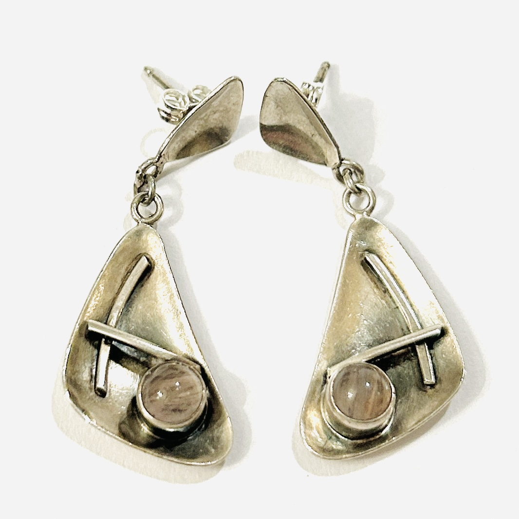 Stříbrné náušnice v bruselském stylu s růženíny