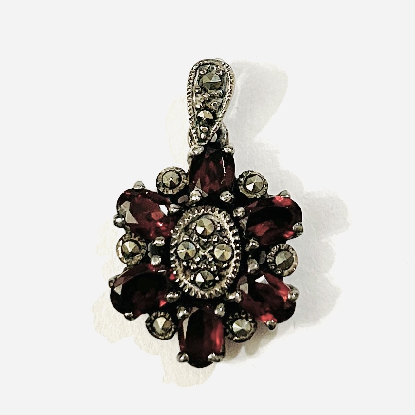 Stříbrný přívěšek s granáty a markazity