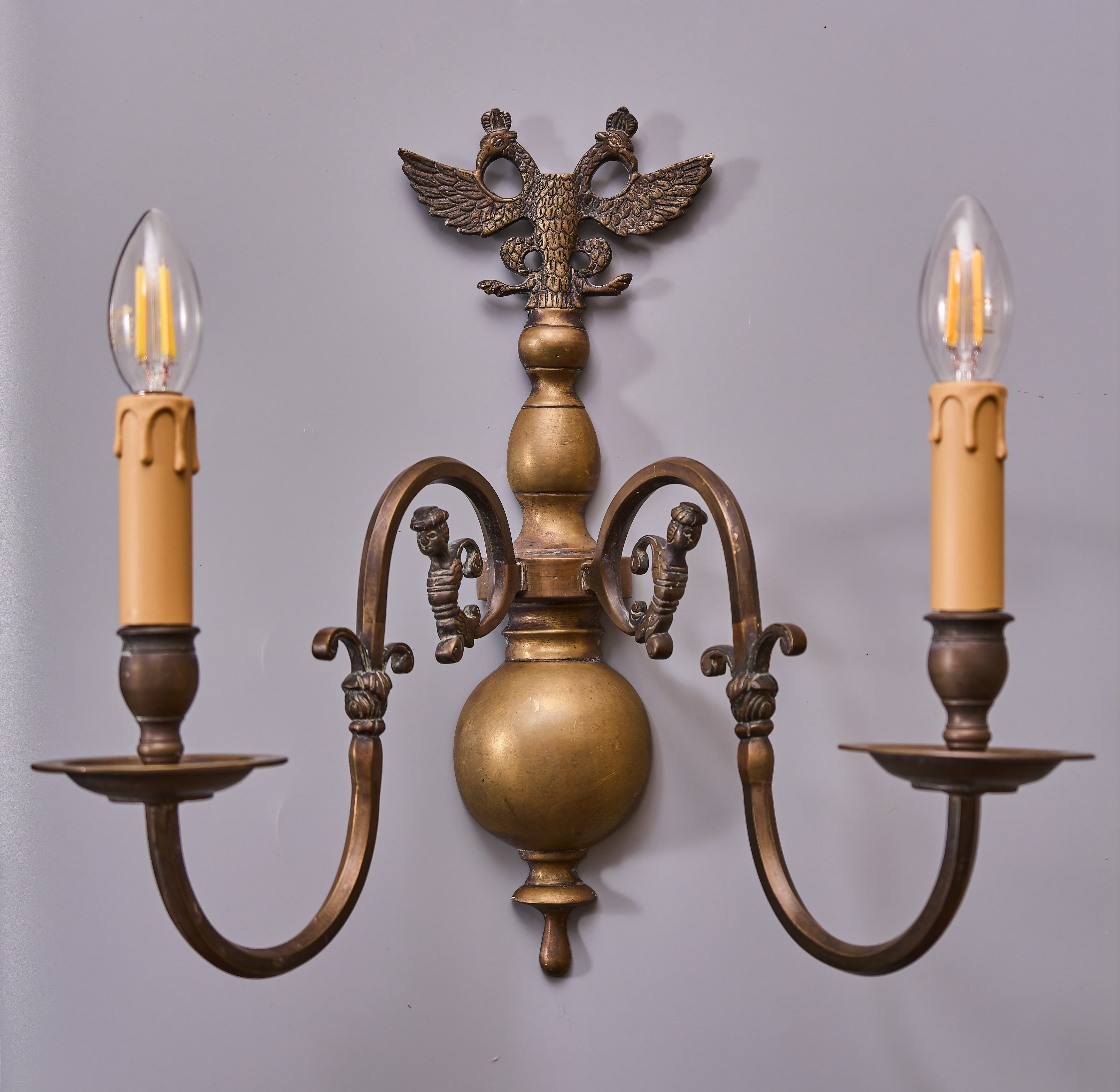 Starožitná nástěnná lampa z bronzu v 40 cm