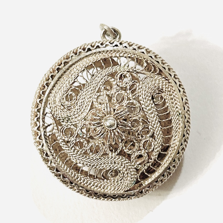 Stříbrný starožitný filigránový přívěšek/medailon
