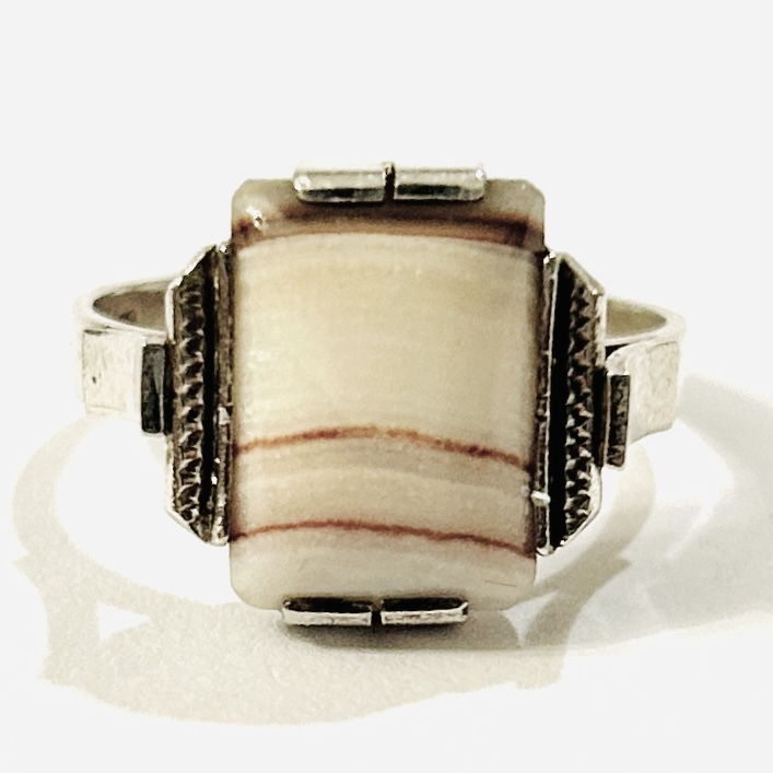 Stříbrný art-deco prsten s vřídlovcem