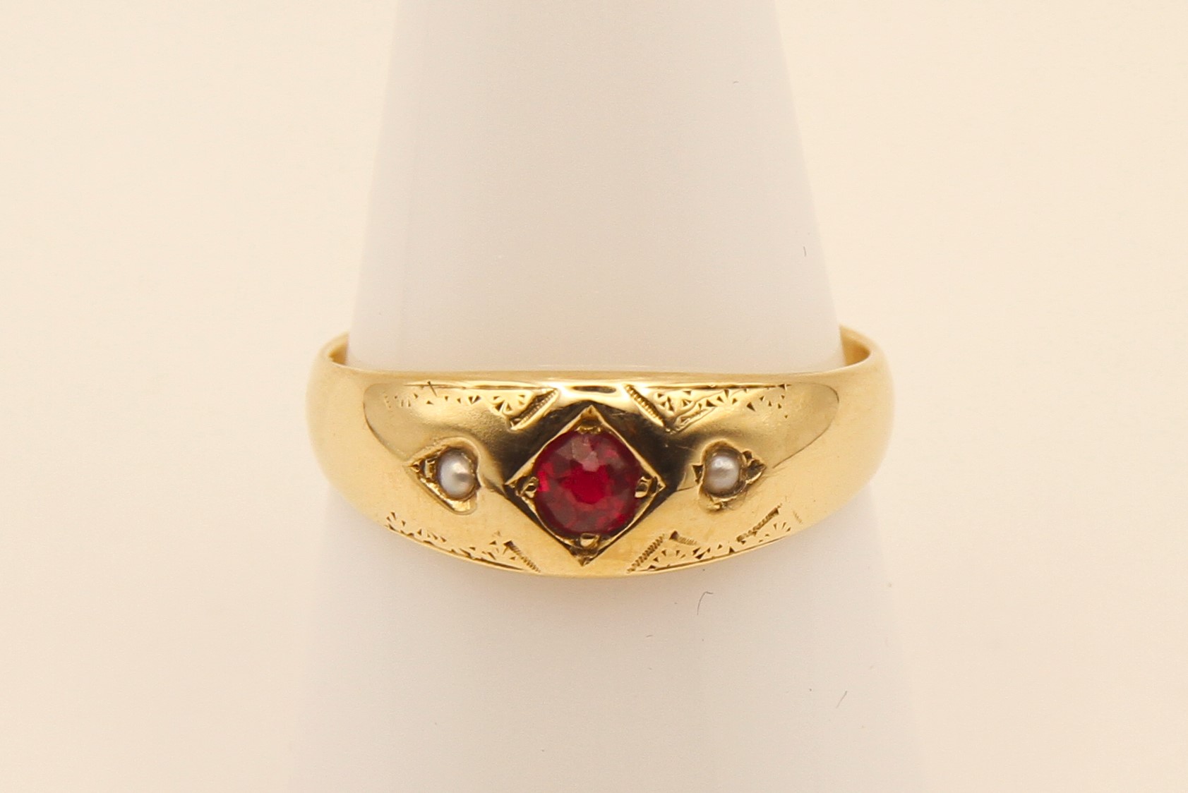 Zlatý prsten s rubínem a perličkami