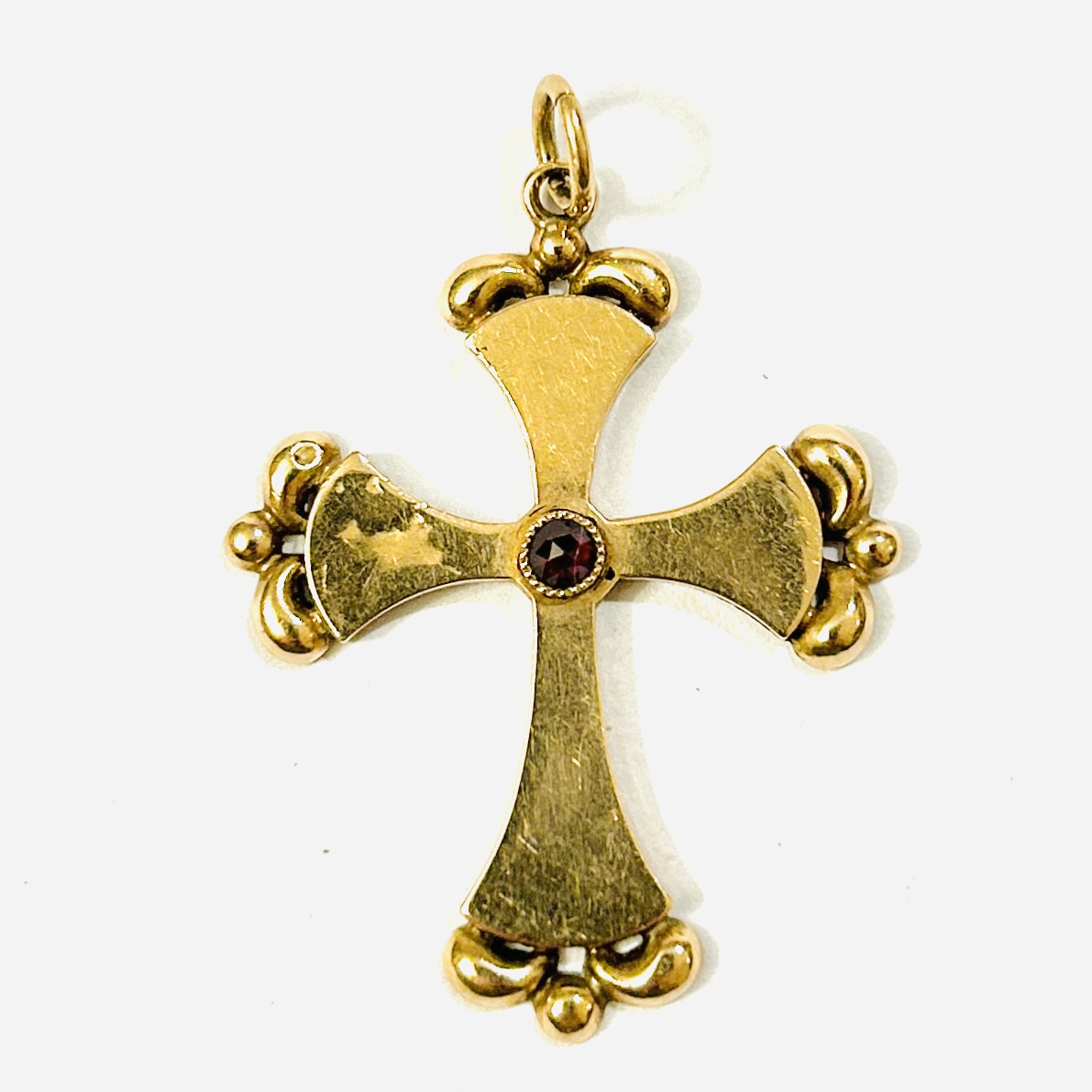 Zlatý biedermeierový přívěšek „kříž“ s českým granátem
