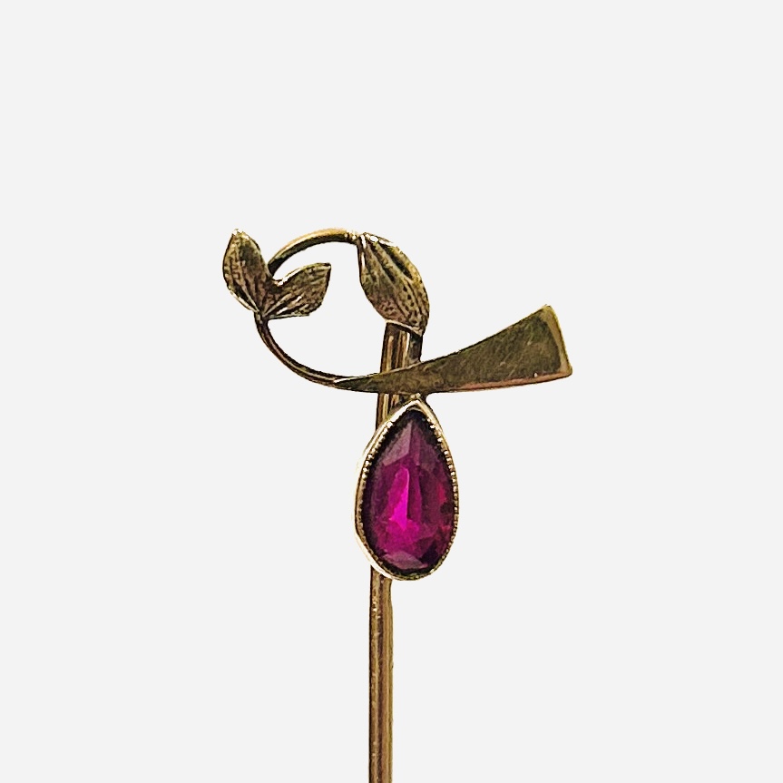 Zlatá secesní jehlice do kravaty s rubínem
