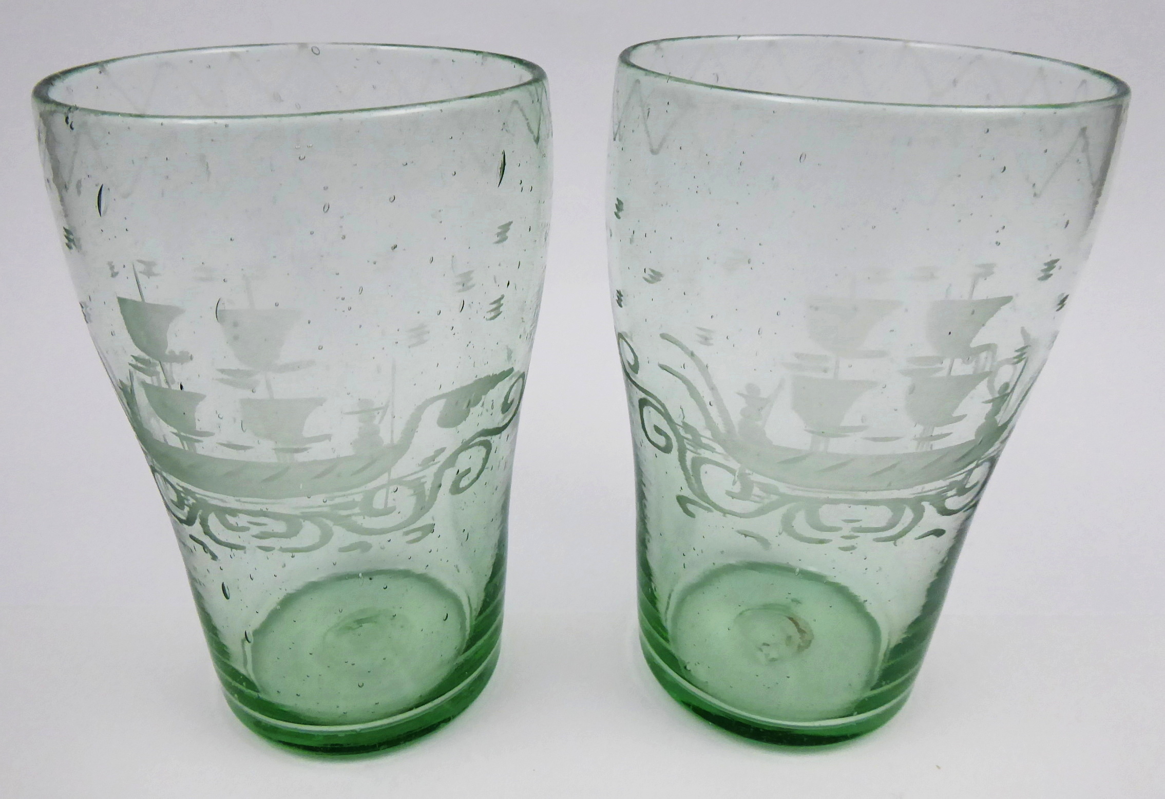 Dvě sklenice z uranového skla s gondolami