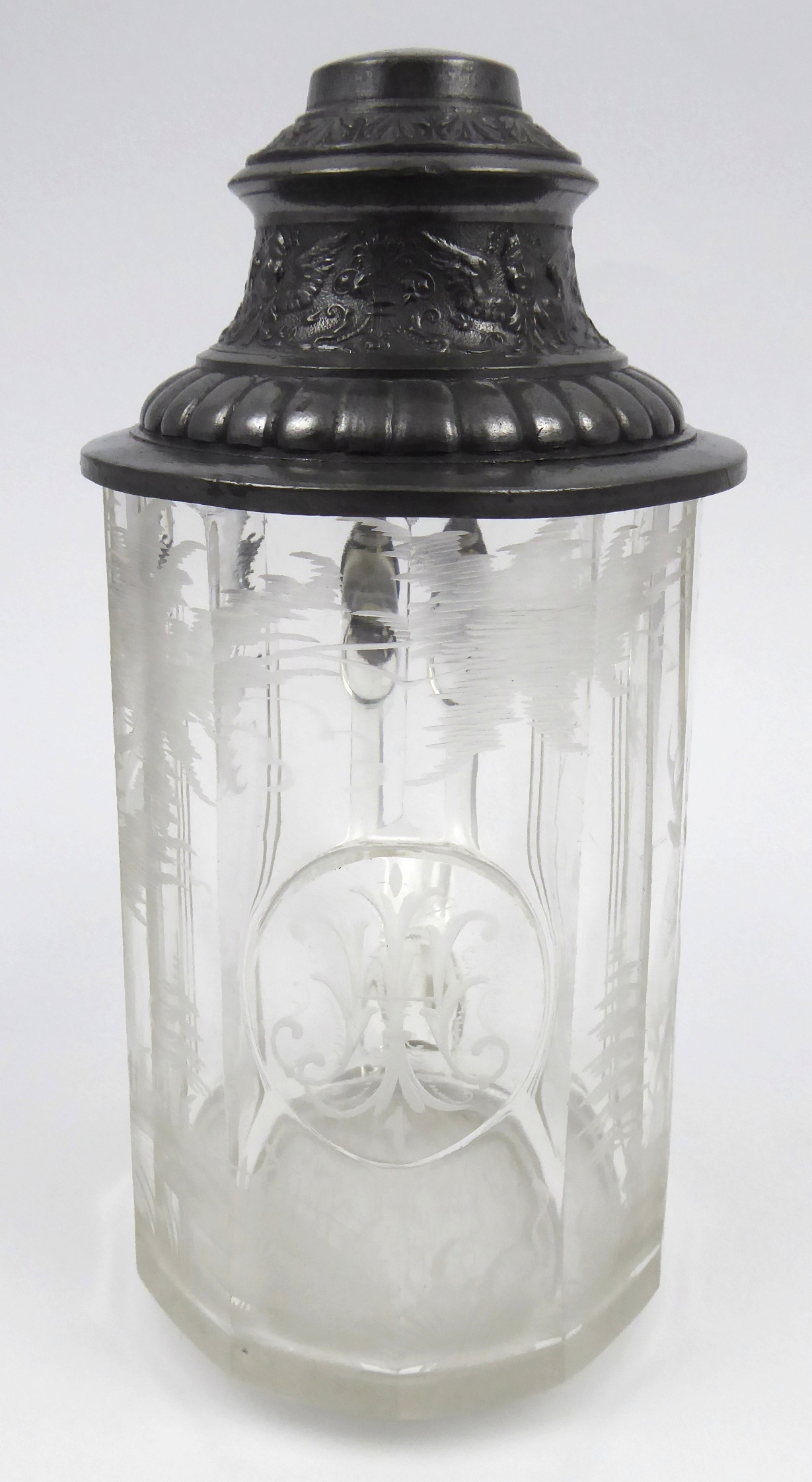 Korbel s rytinou  jelena na pasece