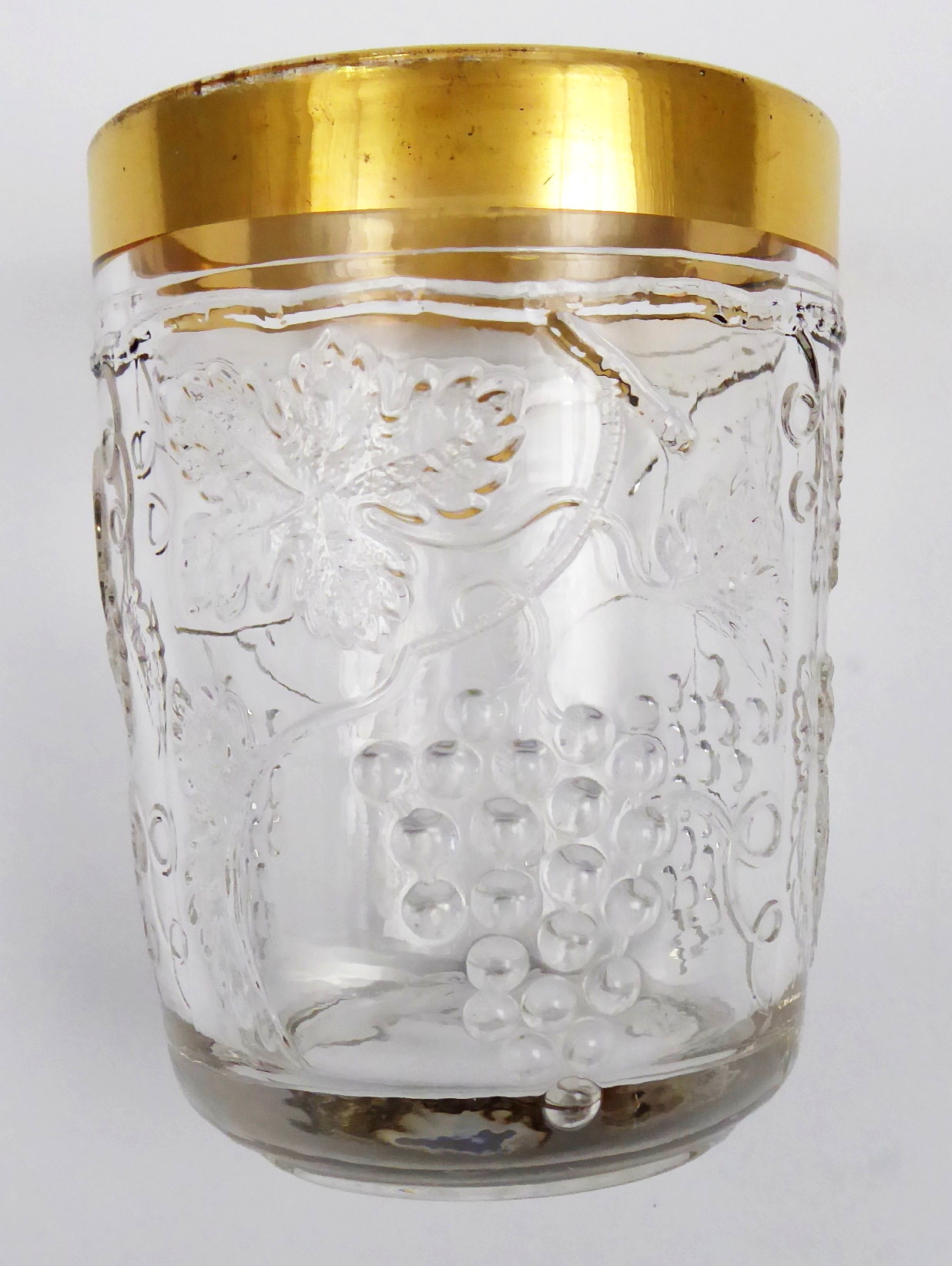 Sklenička s vinno révou a listy