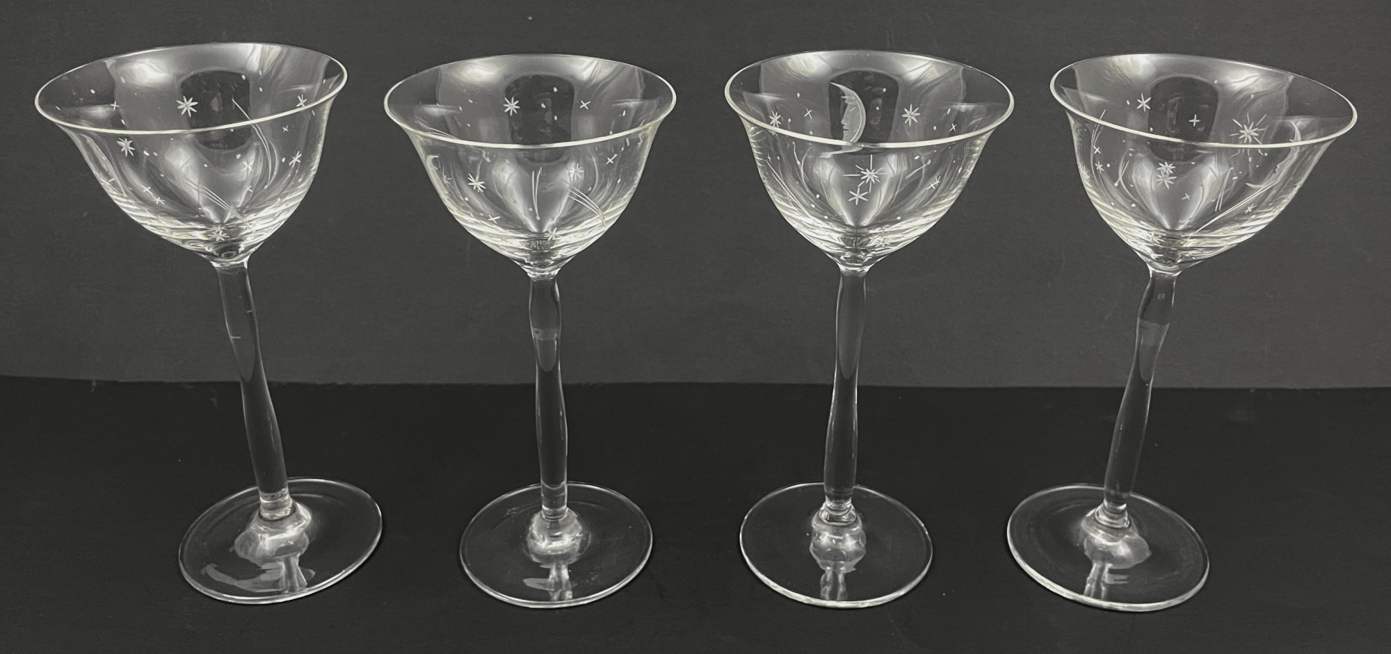 Čtyři skleničky na aperitiv