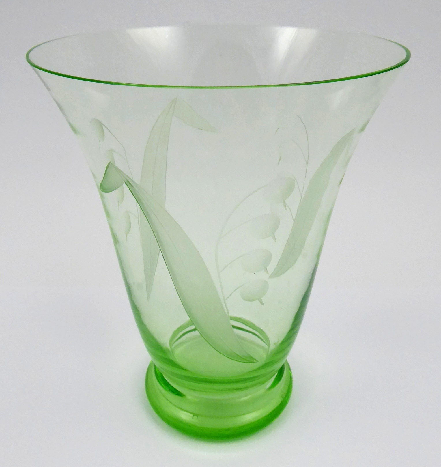 Váza z uranového skla s konvalinkami
