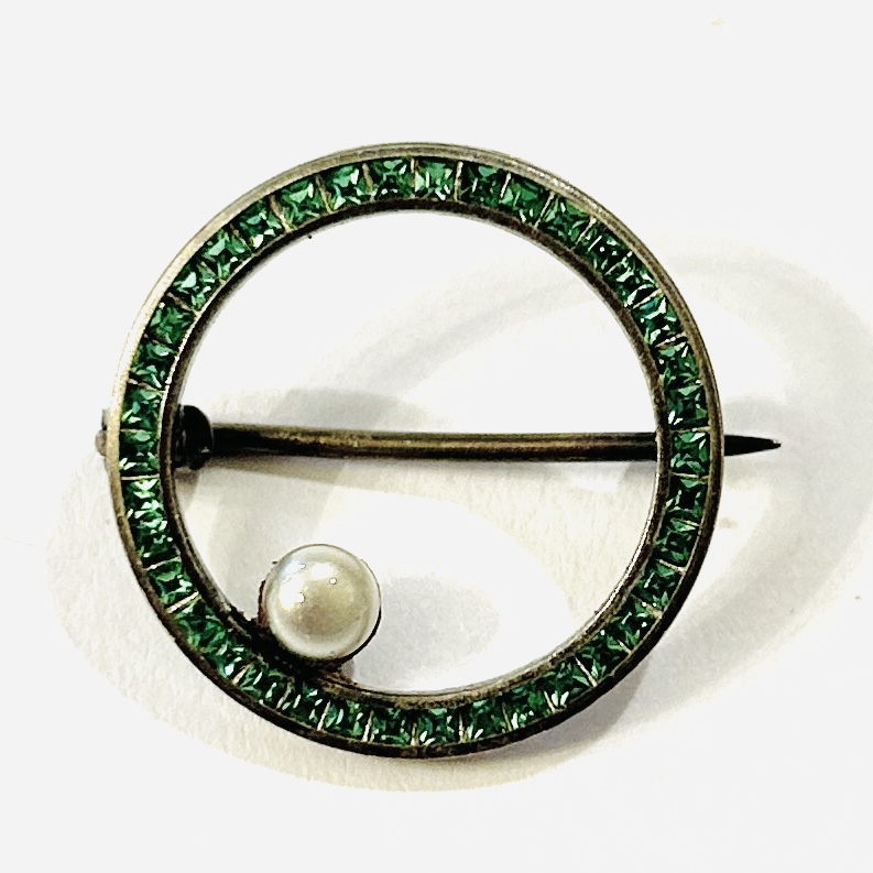 Stříbrná art-deco brož se zelenými kameny a perlou