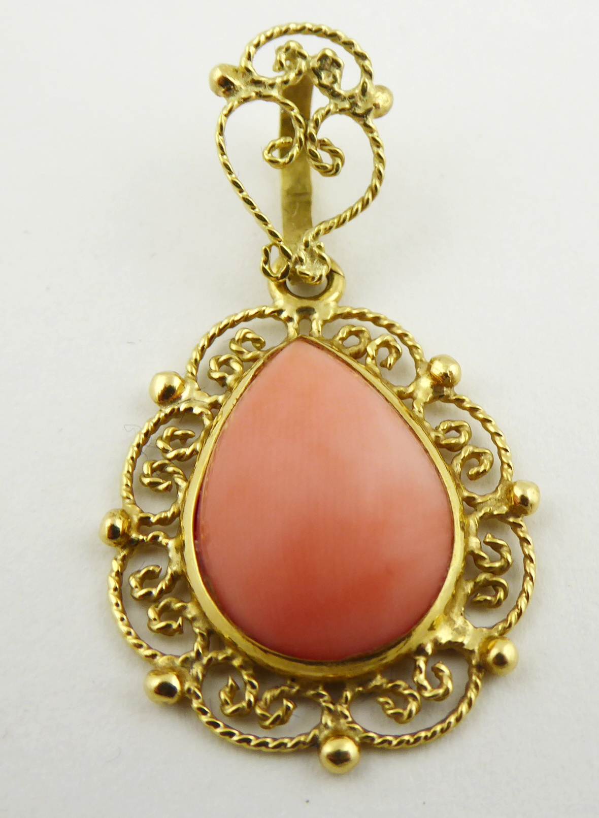 Zlatý přívěs s přírodním růžovým korálem